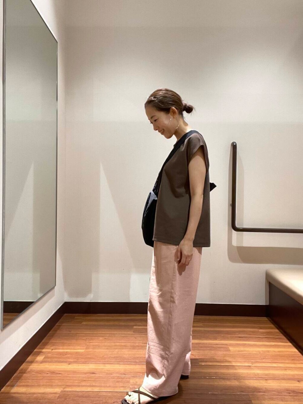 ピンク系のその他パンツ、ブラック系のショルダーバッグ、ブラウン系のサンダルを着用したレディースの夏コーディネートの6枚目の写真