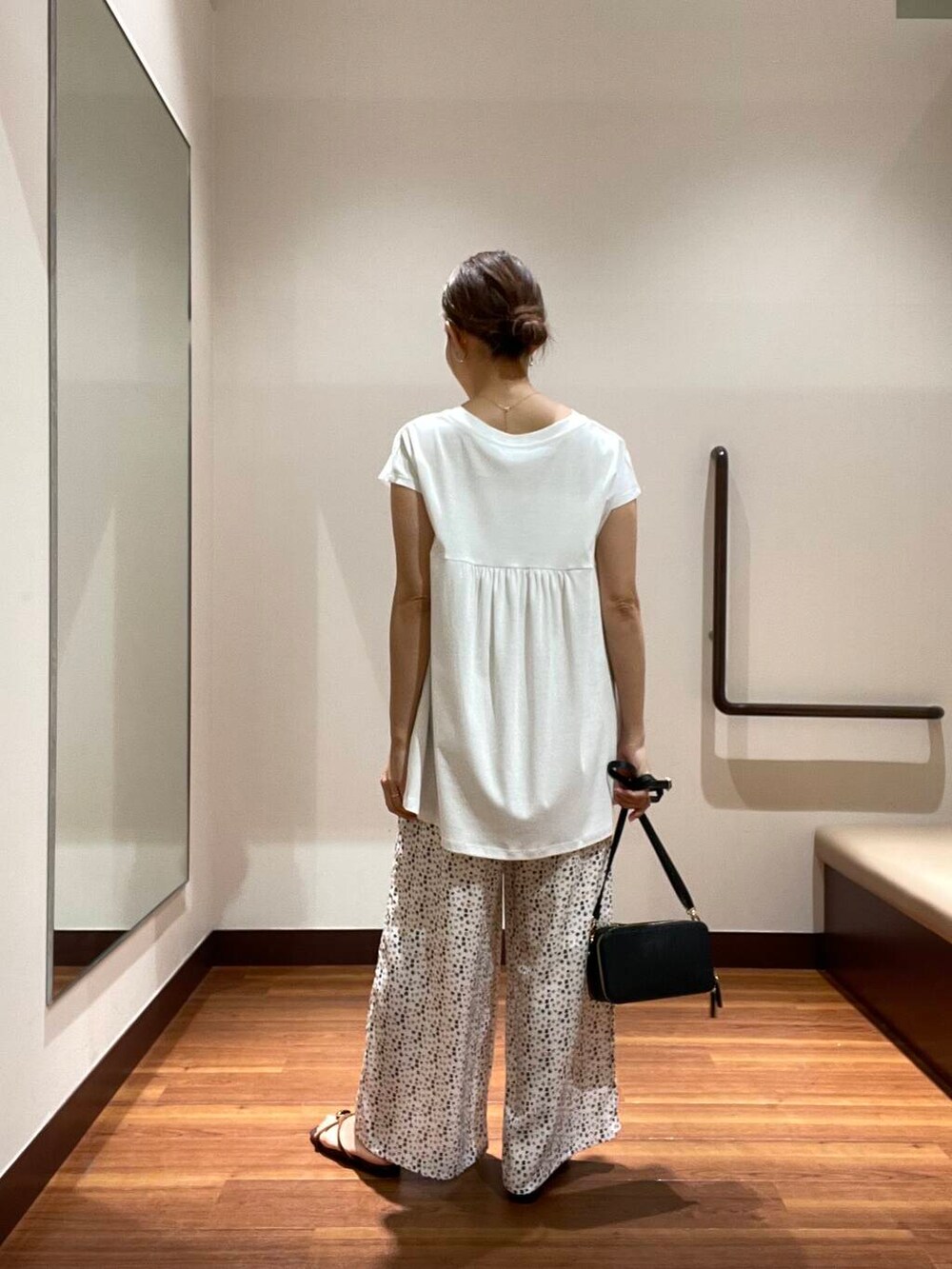 ホワイト系のTシャツ/カットソー、ホワイト系のその他パンツ、ブラック系のショルダーバッグを着用したレディースの夏コーディネートの3枚目の写真