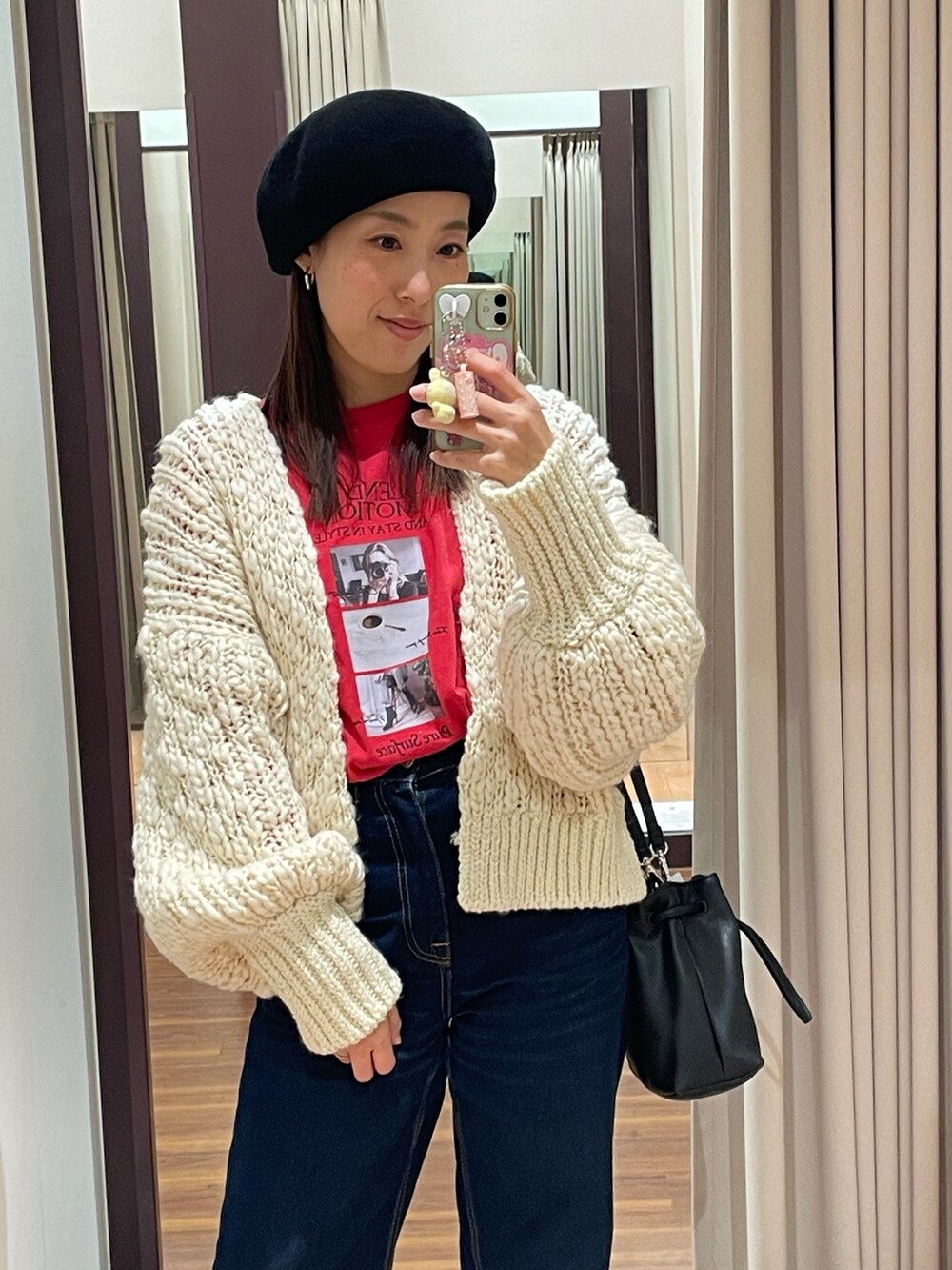 レッド系のTシャツ/カットソー、ブラック系のショルダーバッグ、ホワイト系のカーディガン/ボレロを着用したレディースの秋コーディネートの5枚目の写真