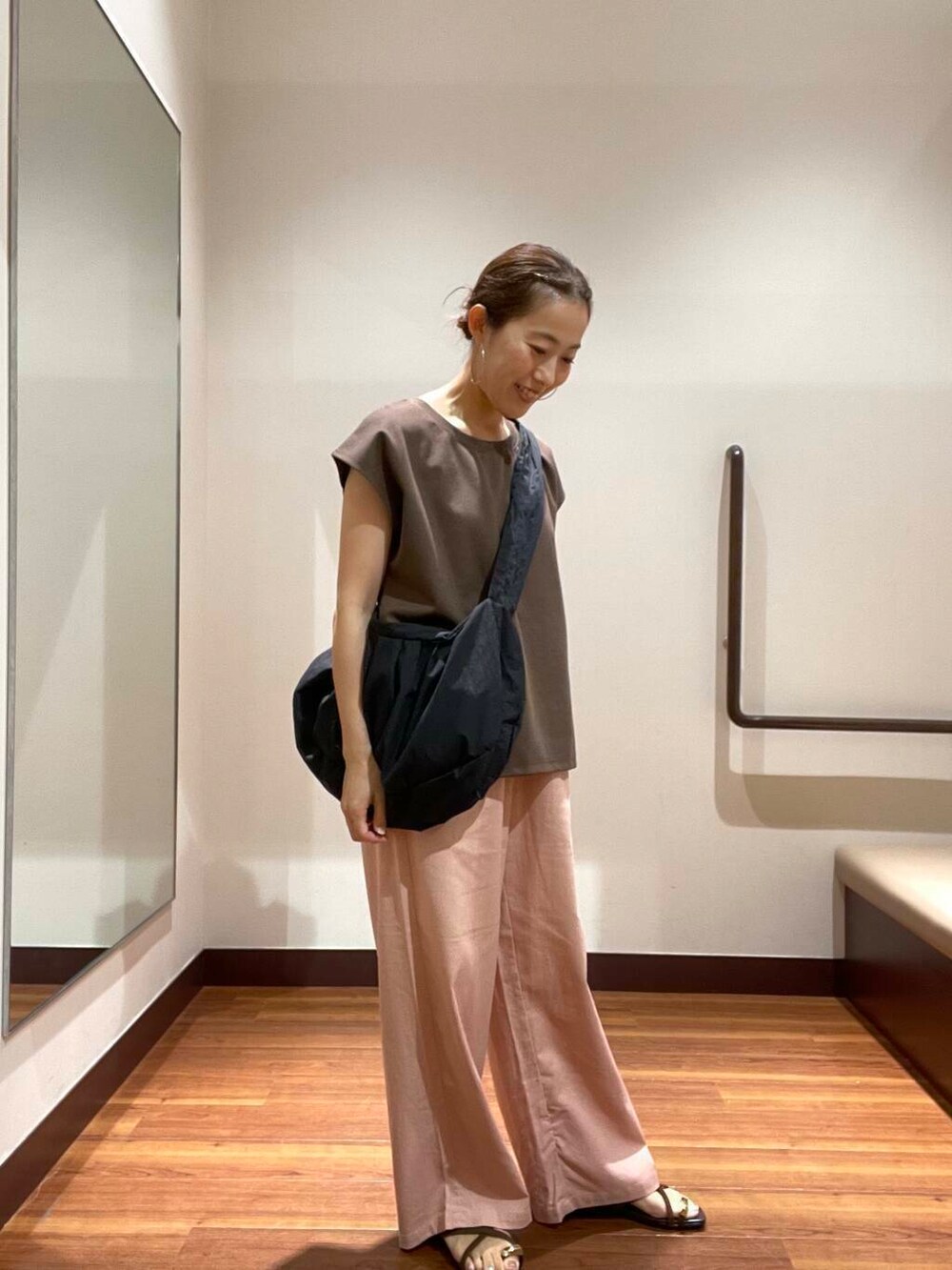 ピンク系のその他パンツ、ブラック系のショルダーバッグ、ブラウン系のサンダルを着用したレディースの夏コーディネートの5枚目の写真