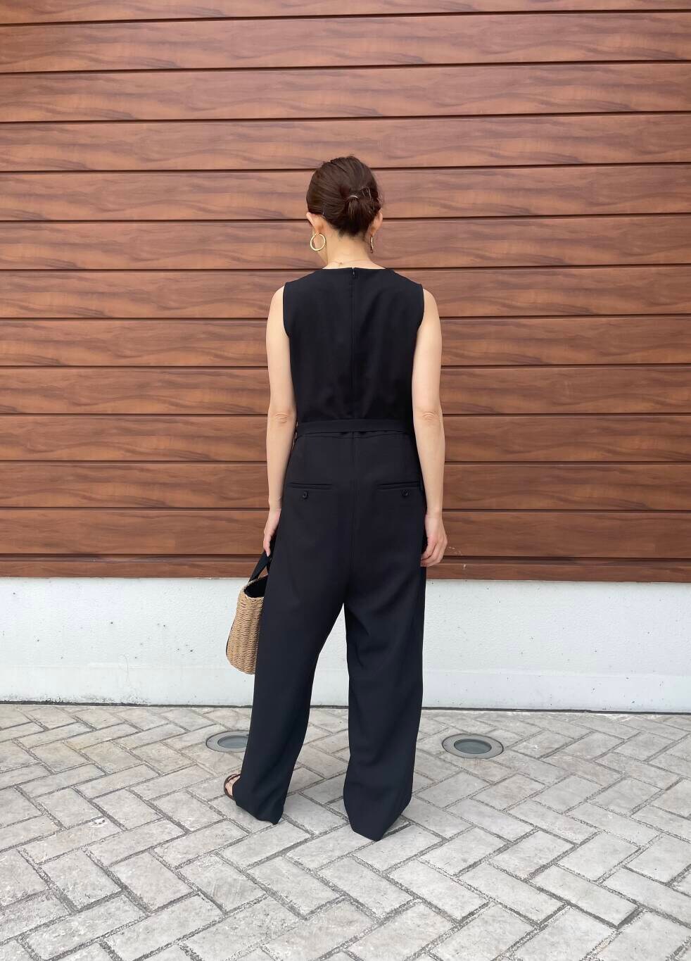 ブラウン系のサンダル、ブラック系のサロペット/オーバーオール、ベージュ系のハンドバッグを着用したレディースの夏コーディネートの3枚目の写真