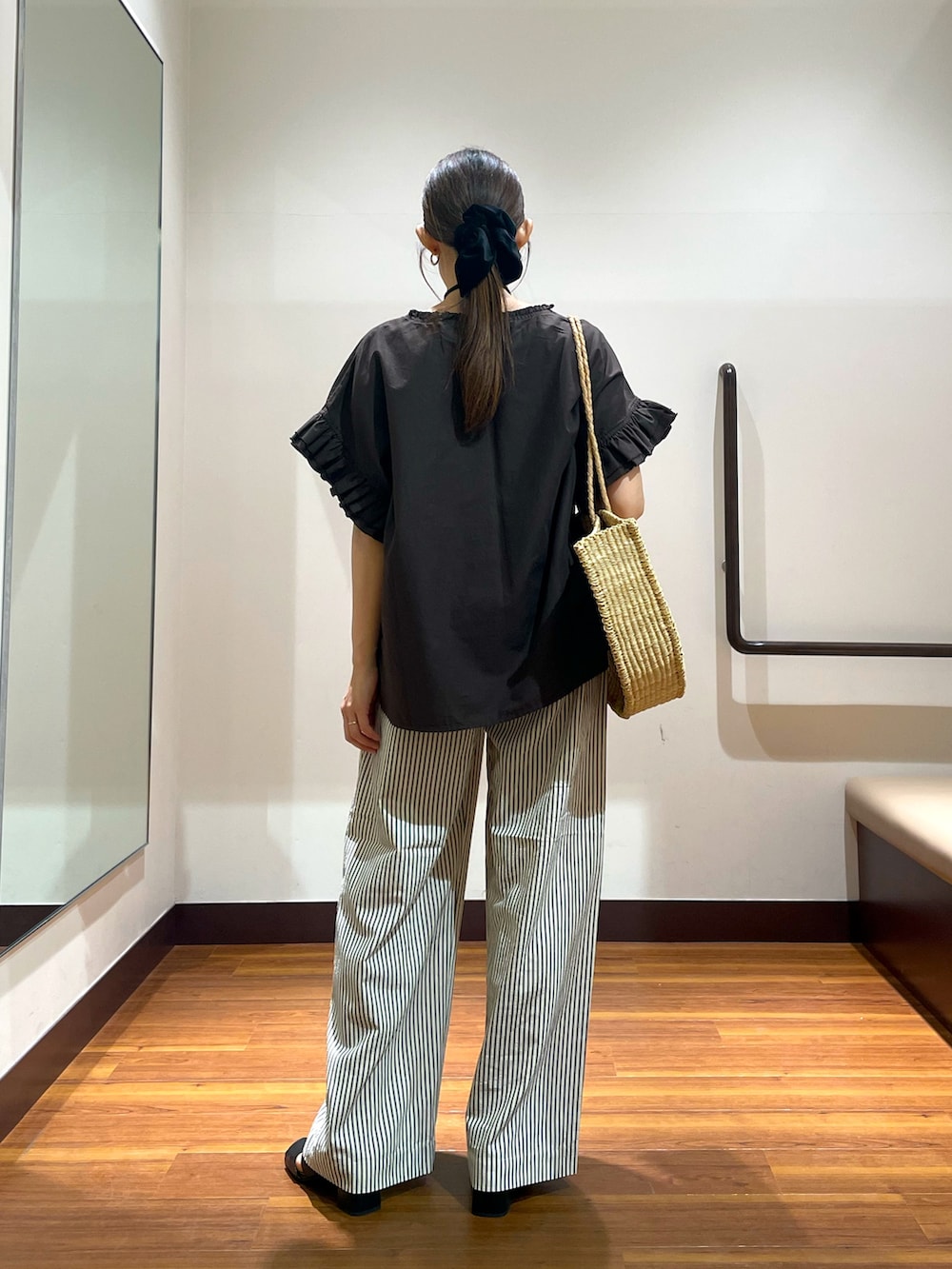 ブラウン系のシャツ/ブラウス、ブラック系のその他パンツ、ブラック系のサンダルを着用したレディースの夏コーディネートの2枚目の写真