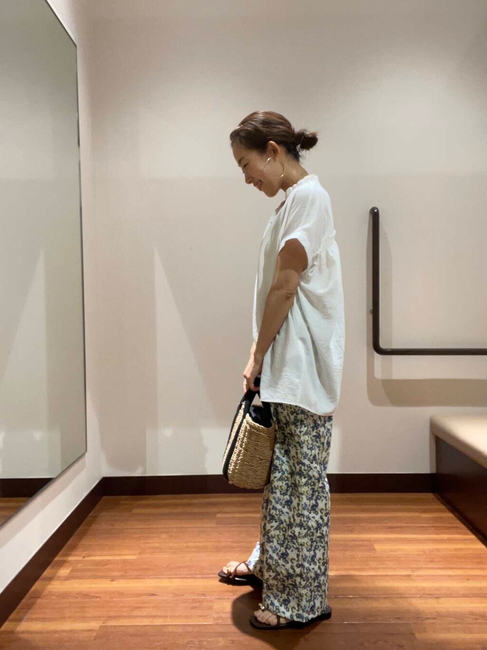 ベージュ系のハンドバッグ、ホワイト系のその他パンツ、ブラウン系のサンダルを着用したレディースの夏コーディネートの3枚目の写真