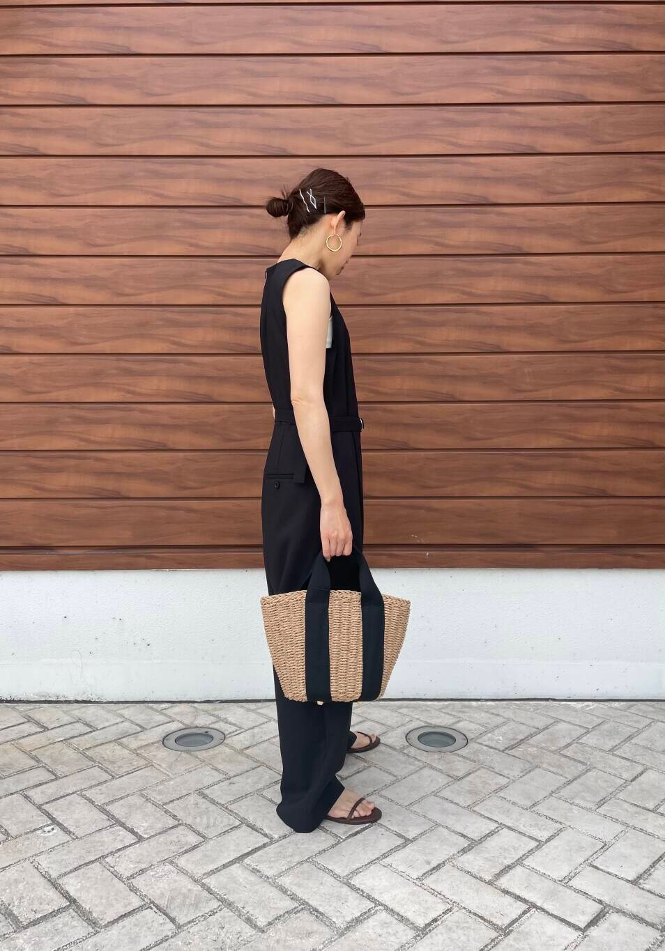 ブラウン系のサンダル、ブラック系のサロペット/オーバーオール、ベージュ系のハンドバッグを着用したレディースの夏コーディネートの4枚目の写真