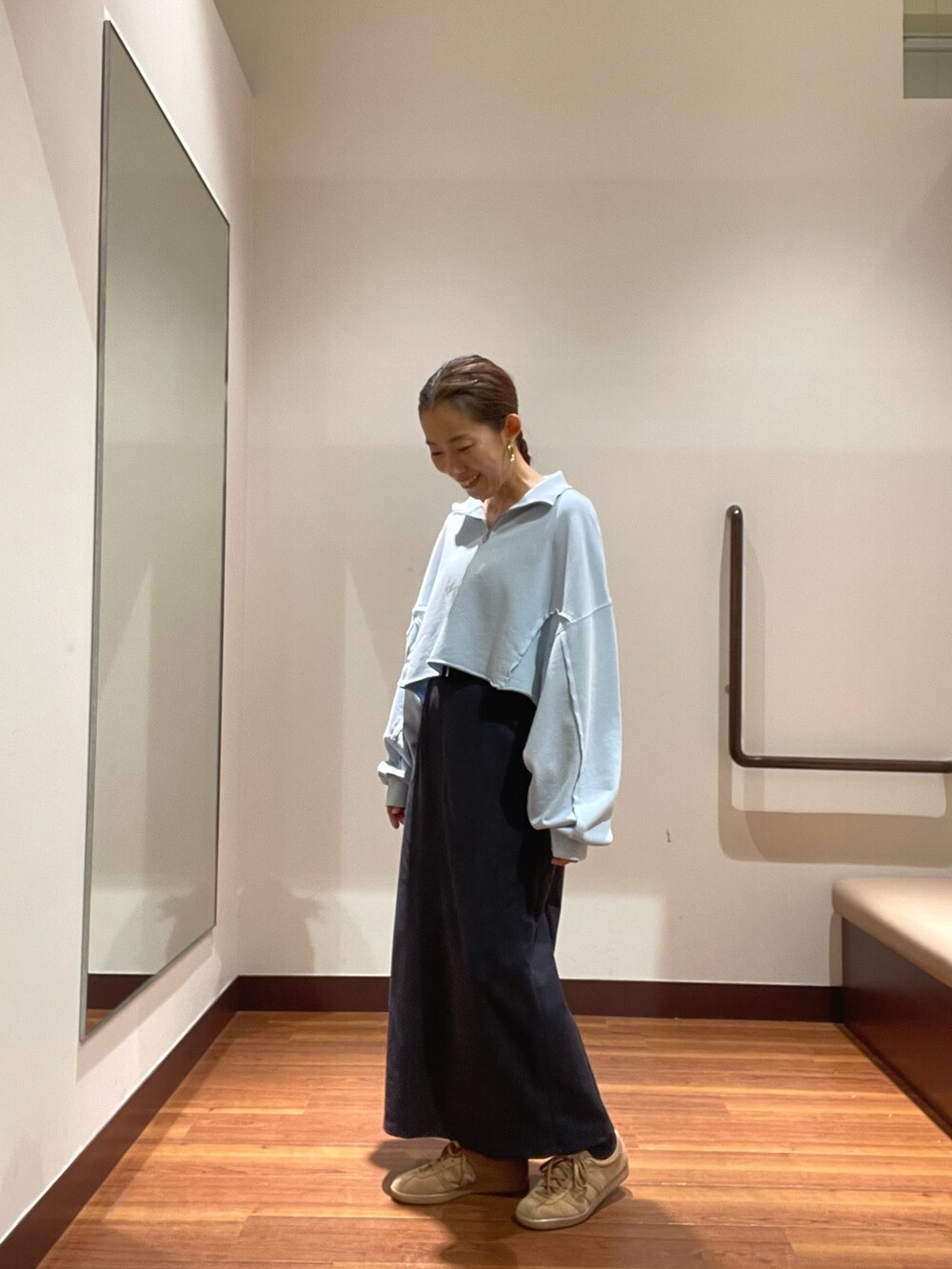 ブルー系のスカート、ブルー系のスウェットを着用したレディースの秋コーディネートの2枚目の写真