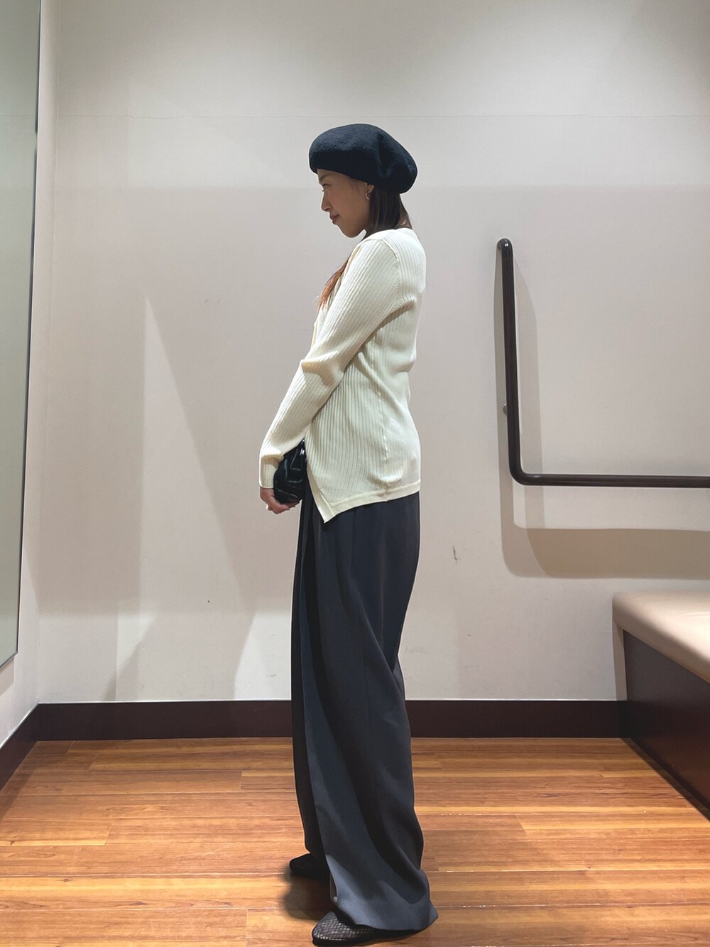 ホワイト系のカーディガン/ボレロ、グレー系のその他パンツ、ブラック系のショルダーバッグを着用したレディースの春コーディネートの2枚目の写真