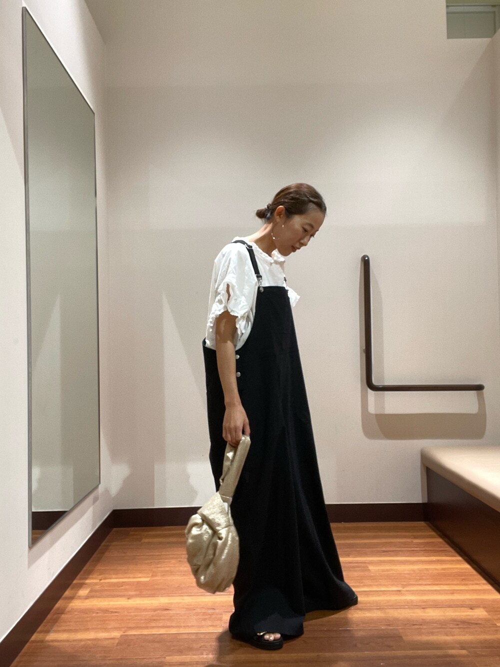 ブラック系のサロペット/オーバーオール、ホワイト系のシャツ/ブラウス、ブラック系のサンダルを着用したレディースの夏コーディネートの3枚目の写真