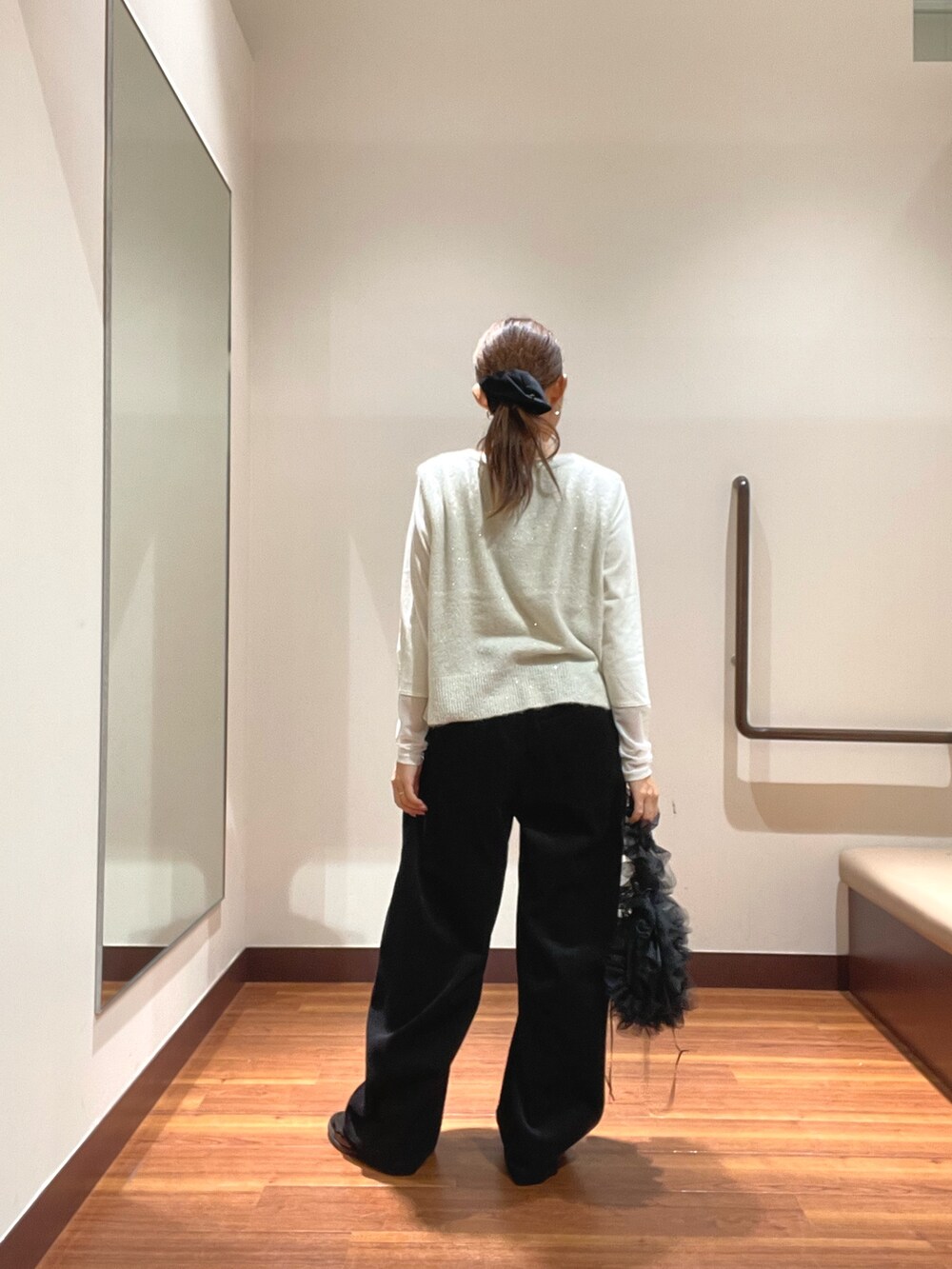 ホワイト系のニット/セーター、ホワイト系のTシャツ/カットソー、ブラック系のローファーを着用したレディースの秋コーディネートの3枚目の写真