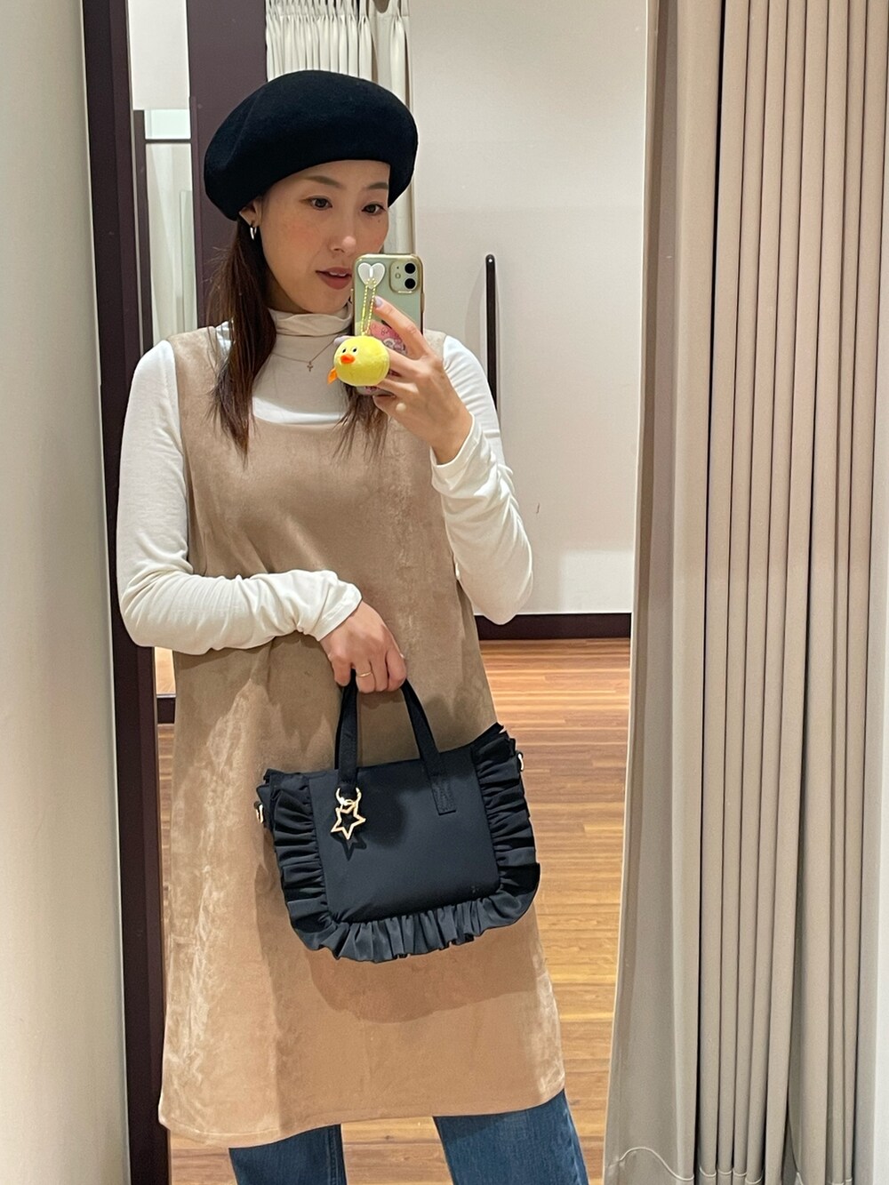 ホワイト系のTシャツ/カットソー、ブラック系のハンドバッグ、ベージュ系のワンピースを着用したレディースの秋コーディネートの6枚目の写真