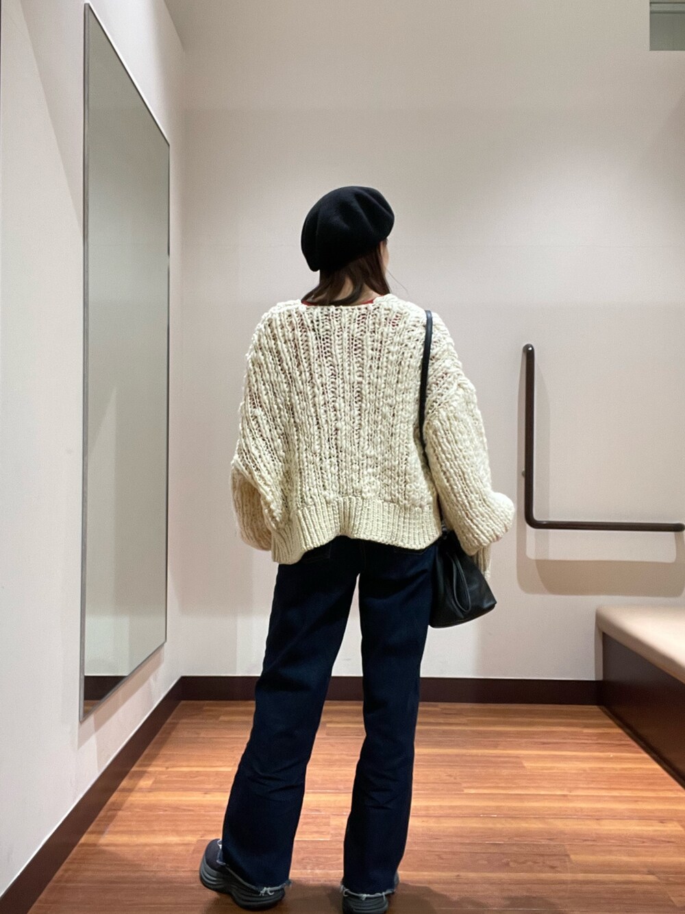 レッド系のTシャツ/カットソー、ブラック系のショルダーバッグ、ホワイト系のカーディガン/ボレロを着用したレディースの秋コーディネートの3枚目の写真