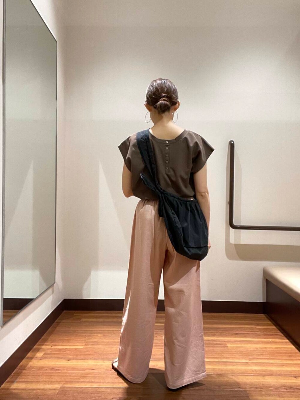 ピンク系のその他パンツ、ブラック系のショルダーバッグ、ブラウン系のサンダルを着用したレディースの夏コーディネートの3枚目の写真