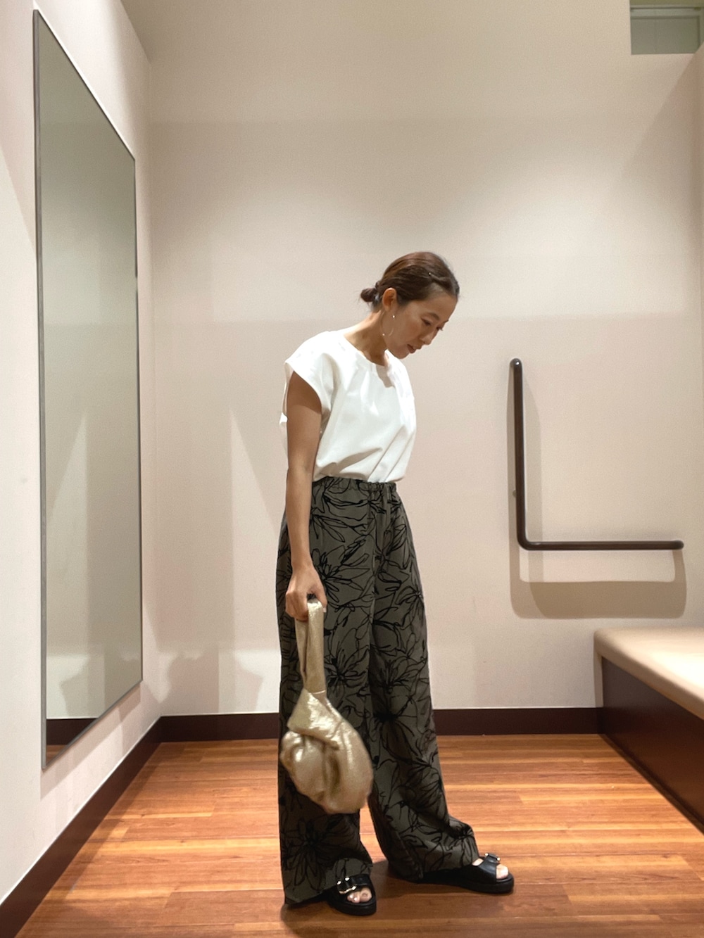 ホワイト系のTシャツ/カットソー、ブラウン系のその他パンツ、ブラック系のサンダルを着用したレディースの夏コーディネートの4枚目の写真