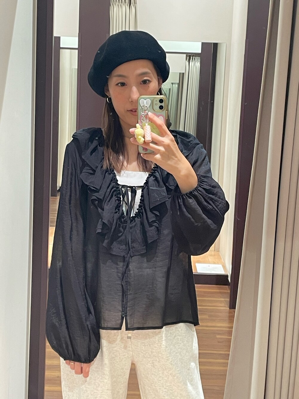 ホワイト系のその他パンツ、ブラック系のシャツ/ブラウスを着用したレディースの秋コーディネートの2枚目の写真