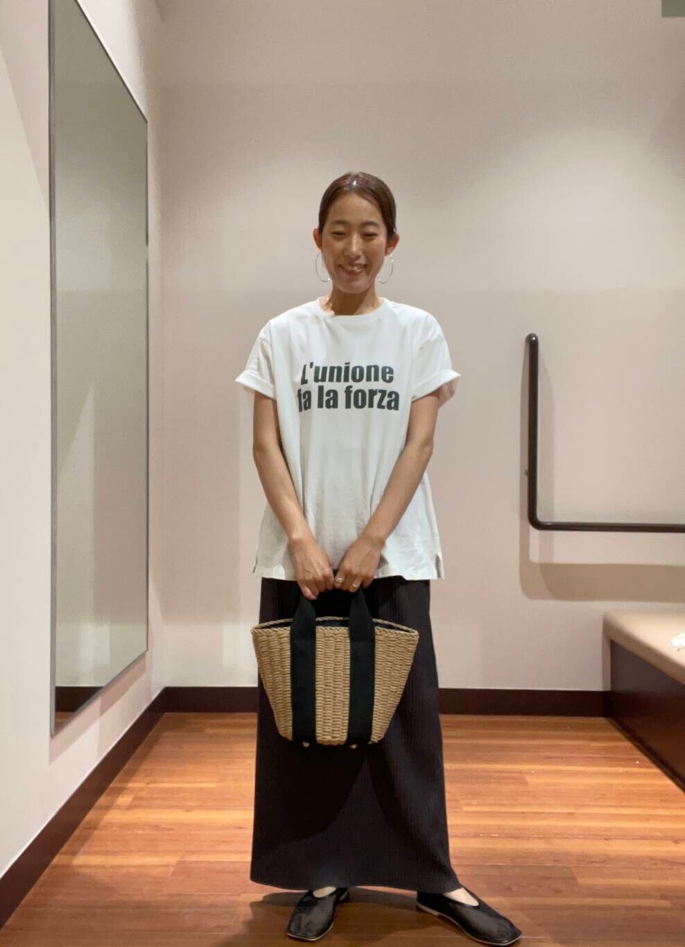 ベージュ系のハンドバッグ、ホワイト系のTシャツ/カットソー、ブラック系のその他シューズを着用したレディースの夏コーディネートの4枚目の写真