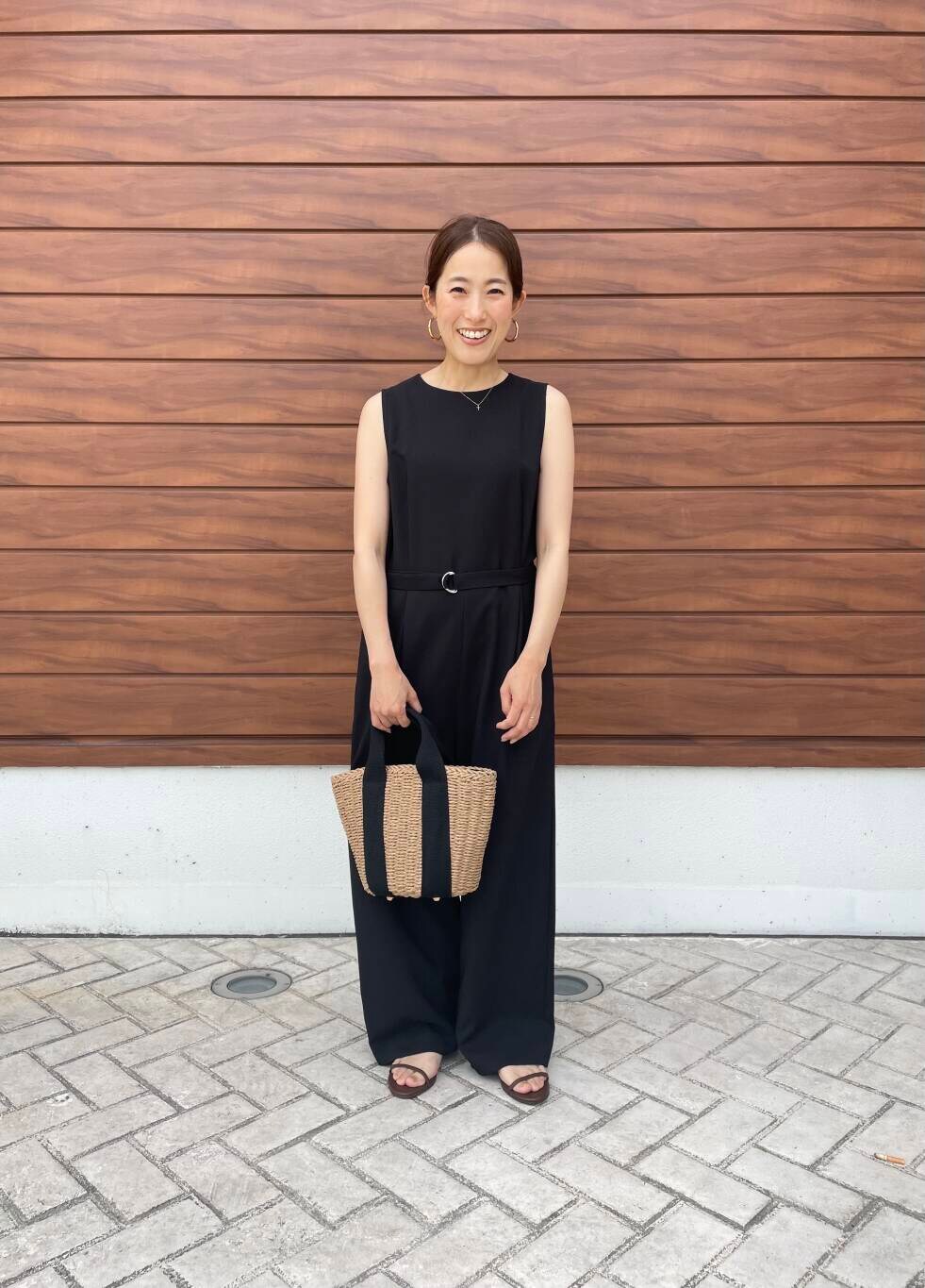 ブラウン系のサンダル、ブラック系のサロペット/オーバーオール、ベージュ系のハンドバッグを着用したレディースの夏コーディネートの5枚目の写真