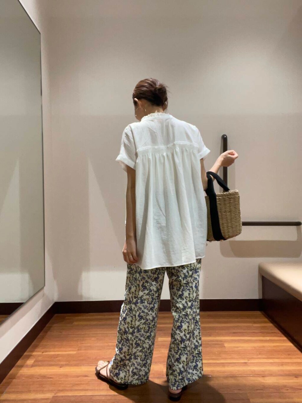 ベージュ系のハンドバッグ、ホワイト系のその他パンツ、ブラウン系のサンダルを着用したレディースの夏コーディネートの4枚目の写真