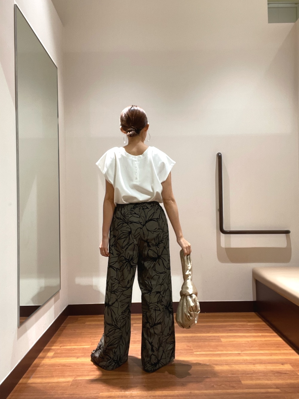 ホワイト系のTシャツ/カットソー、ブラウン系のその他パンツ、ブラック系のサンダルを着用したレディースの夏コーディネートの3枚目の写真