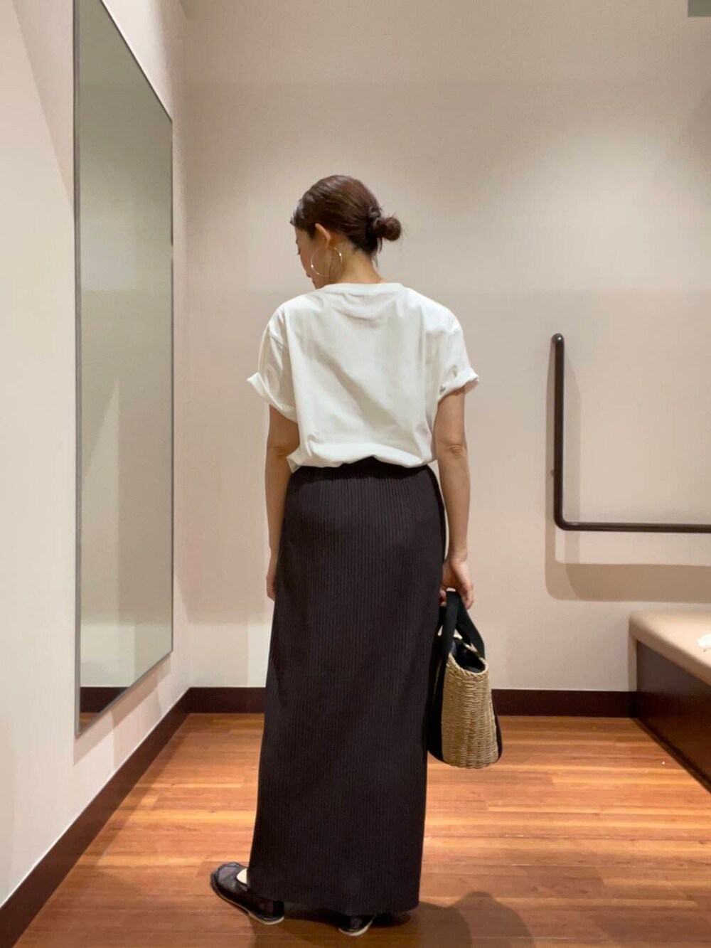 ベージュ系のハンドバッグ、ホワイト系のTシャツ/カットソー、ブラック系のその他シューズを着用したレディースの夏コーディネートの3枚目の写真