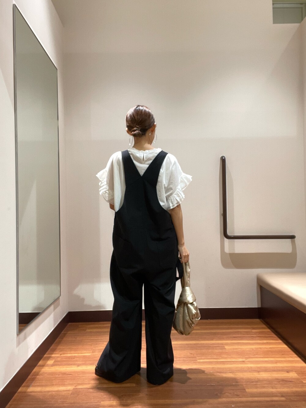 ブラック系のサロペット/オーバーオール、ホワイト系のシャツ/ブラウス、ブラック系のサンダルを着用したレディースの夏コーディネートの4枚目の写真