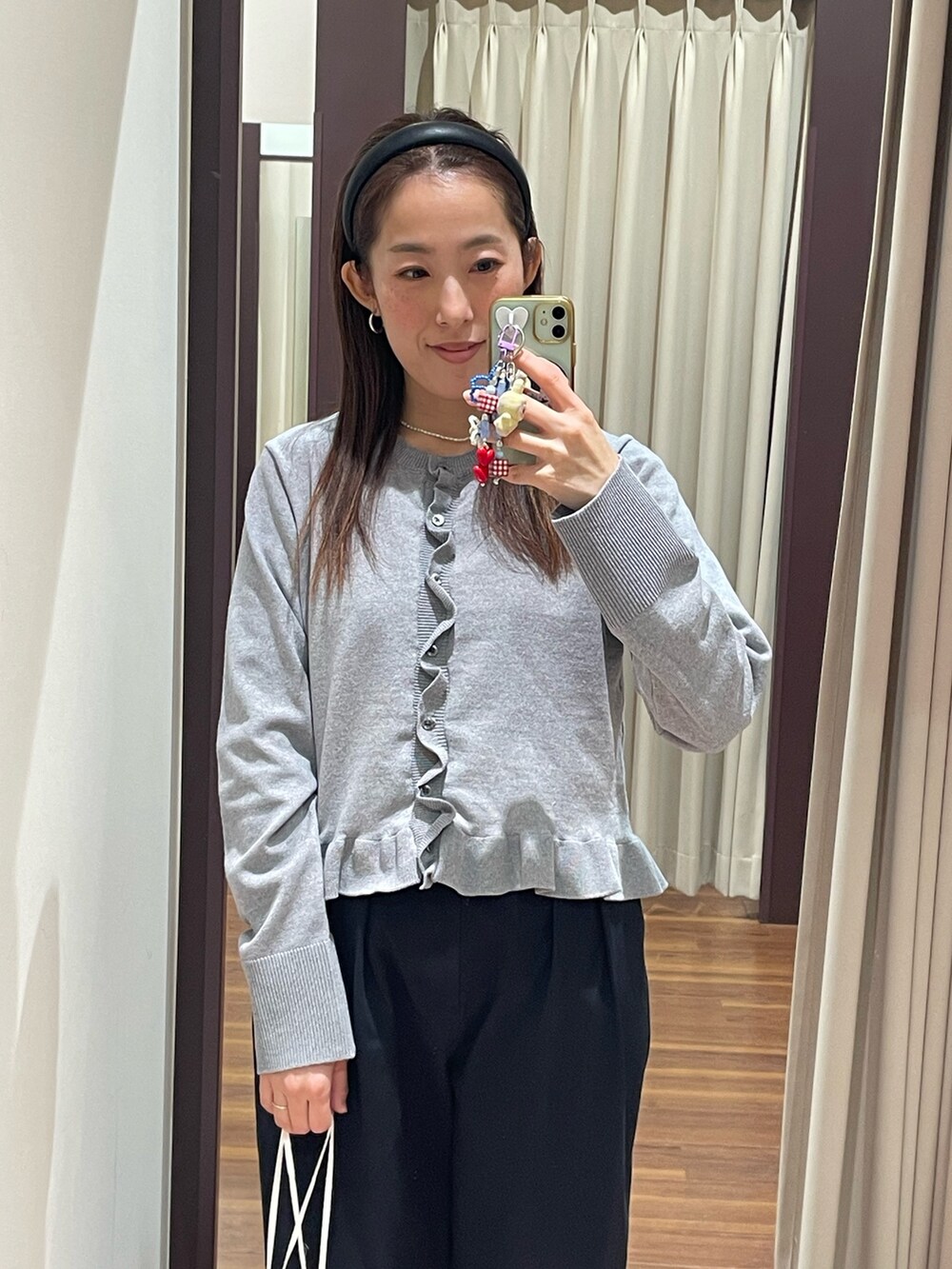 ブラック系のスニーカー、ホワイト系のショルダーバッグ、ブルー系のその他パンツを着用したレディースの春コーディネートの2枚目の写真