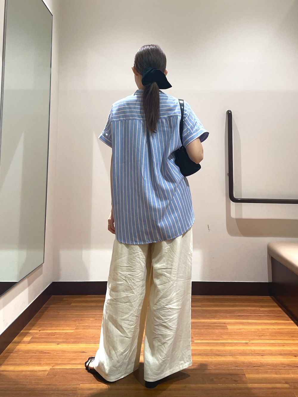 その他のシャツ/ブラウス、ベージュ系のその他パンツ、ブラック系のショルダーバッグを着用したレディースの夏コーディネートの2枚目の写真