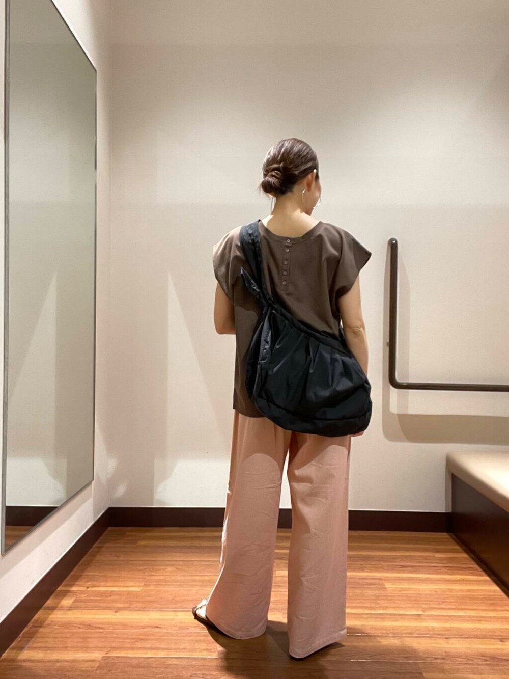 ピンク系のその他パンツ、ブラック系のショルダーバッグ、ブラウン系のサンダルを着用したレディースの夏コーディネートの7枚目の写真