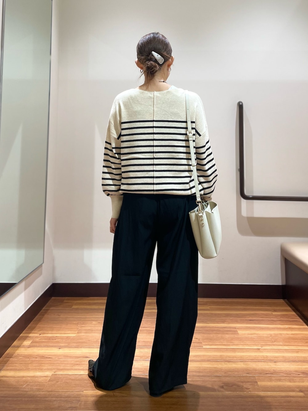 ブラック系のパンプス、ホワイト系のショルダーバッグ、ホワイト系のニット/セーターを着用したレディースの秋コーディネートの3枚目の写真