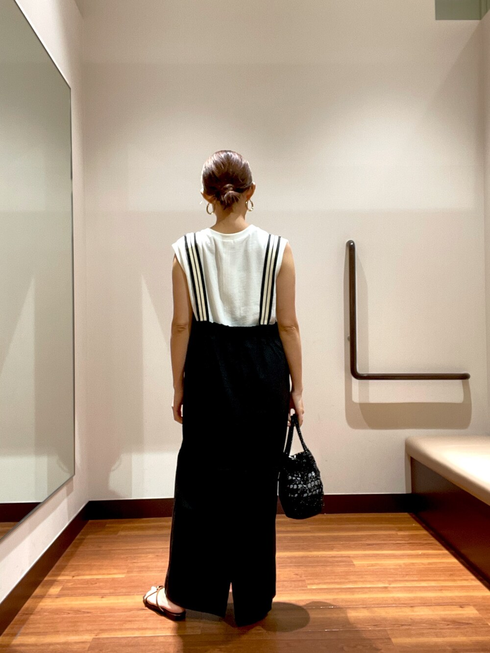 グレー系のワンピース、ホワイト系のTシャツ/カットソー、ブラック系のショルダーバッグを着用したレディースの夏コーディネートの4枚目の写真