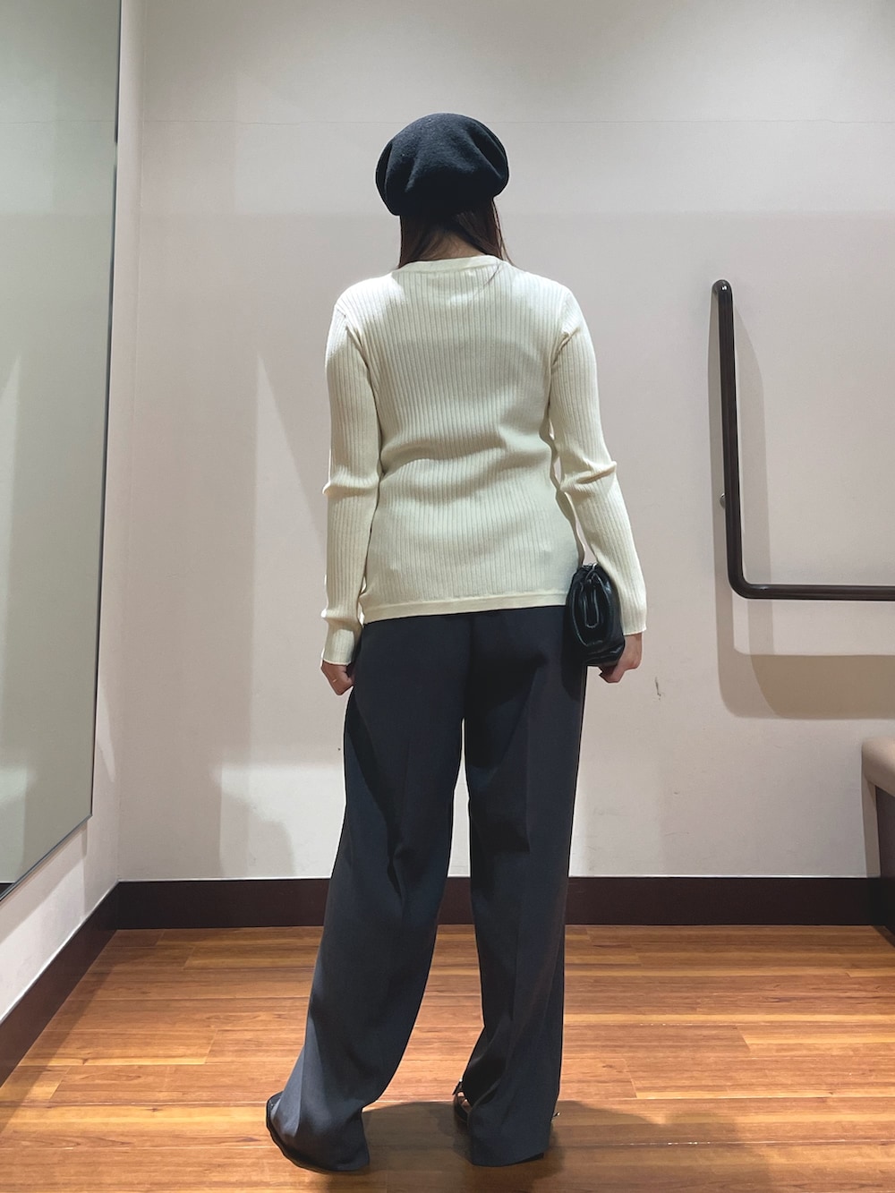 ホワイト系のカーディガン/ボレロ、グレー系のその他パンツ、ブラック系のショルダーバッグを着用したレディースの春コーディネートの3枚目の写真