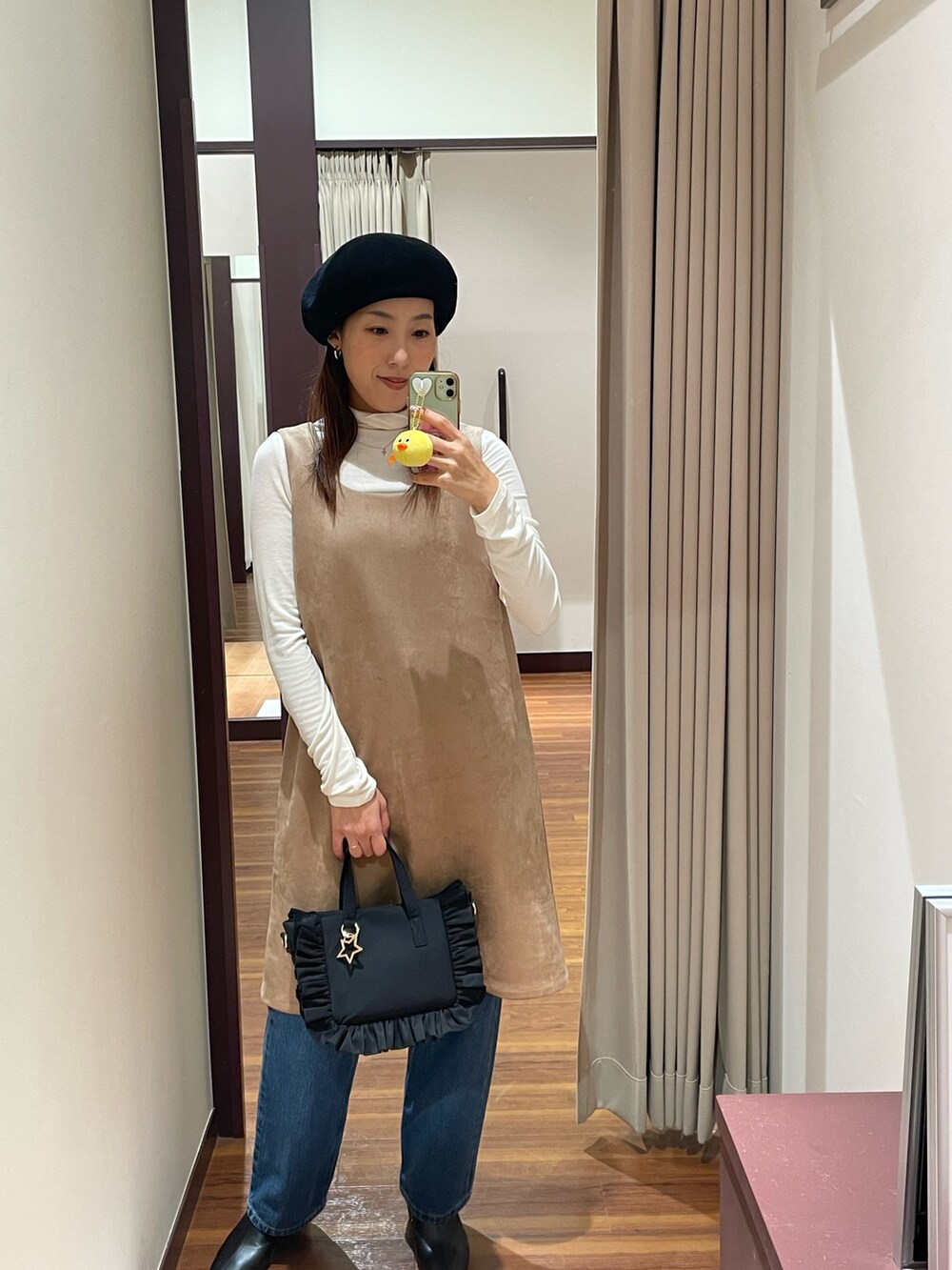 ホワイト系のTシャツ/カットソー、ブラック系のハンドバッグ、ベージュ系のワンピースを着用したレディースの秋コーディネートの5枚目の写真