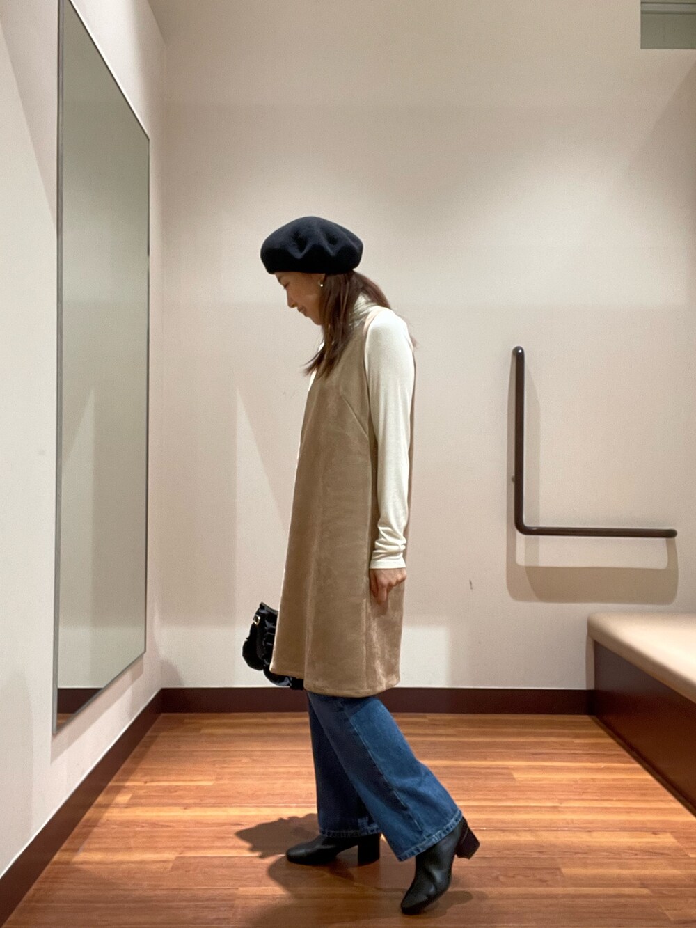 ホワイト系のTシャツ/カットソー、ブラック系のハンドバッグ、ベージュ系のワンピースを着用したレディースの秋コーディネートの3枚目の写真