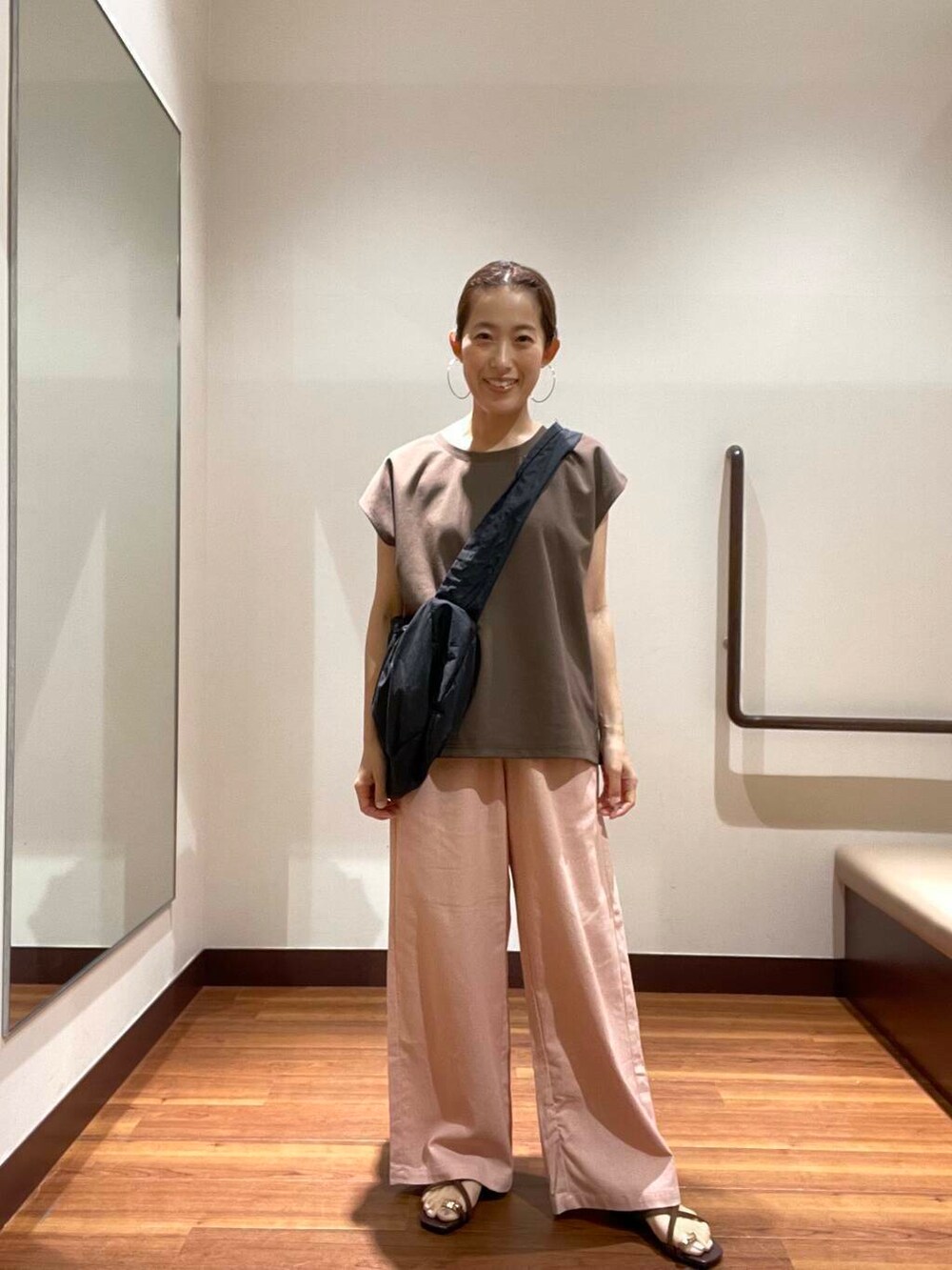 ピンク系のその他パンツ、ブラック系のショルダーバッグ、ブラウン系のサンダルを着用したレディースの夏コーディネートの4枚目の写真