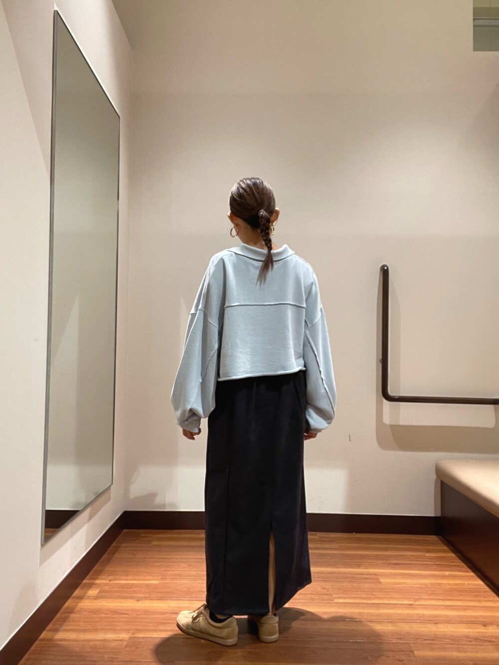 ブルー系のスカート、ブルー系のスウェットを着用したレディースの秋コーディネートの3枚目の写真