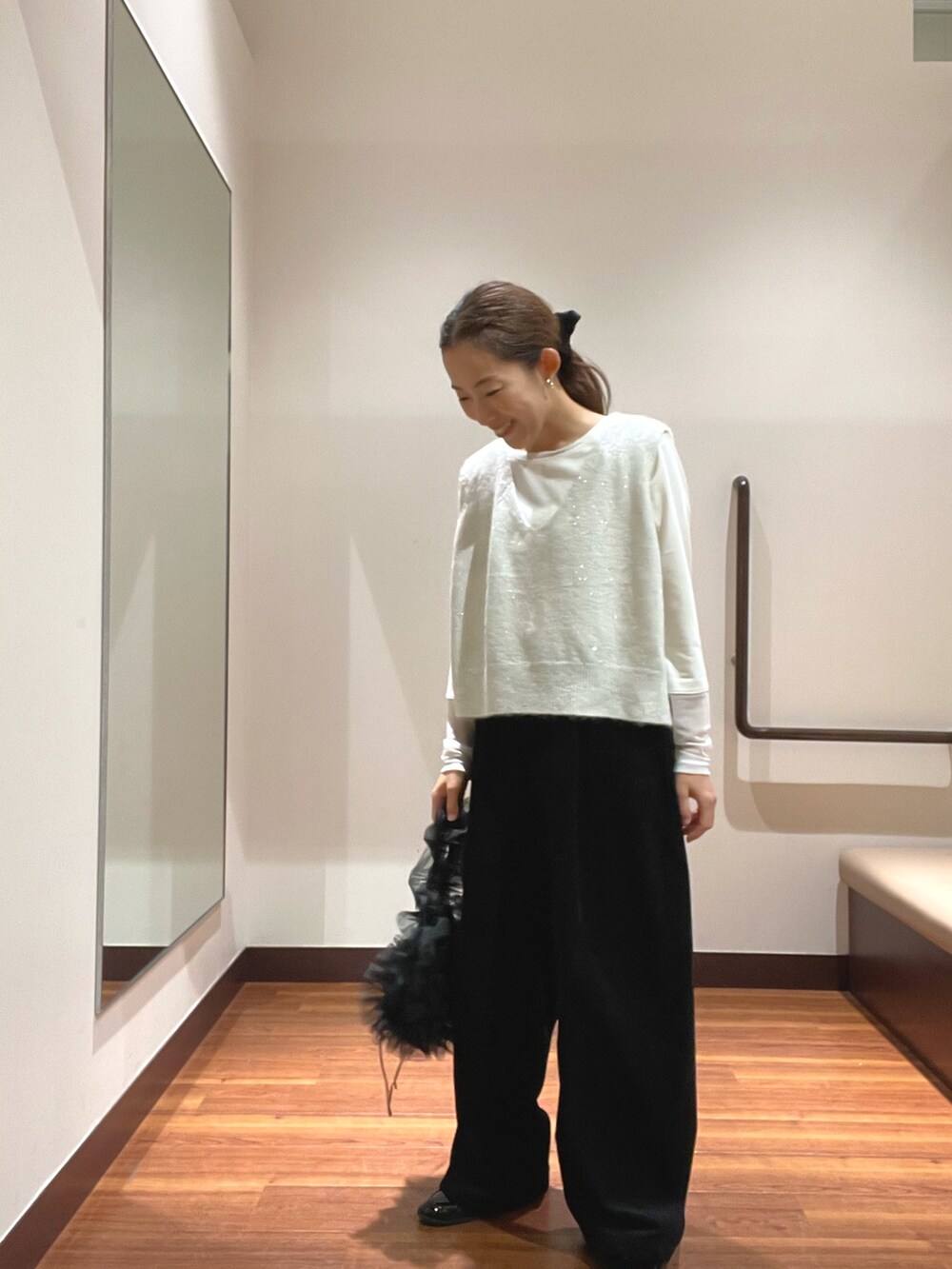 ホワイト系のニット/セーター、ホワイト系のTシャツ/カットソー、ブラック系のローファーを着用したレディースの秋コーディネートの2枚目の写真