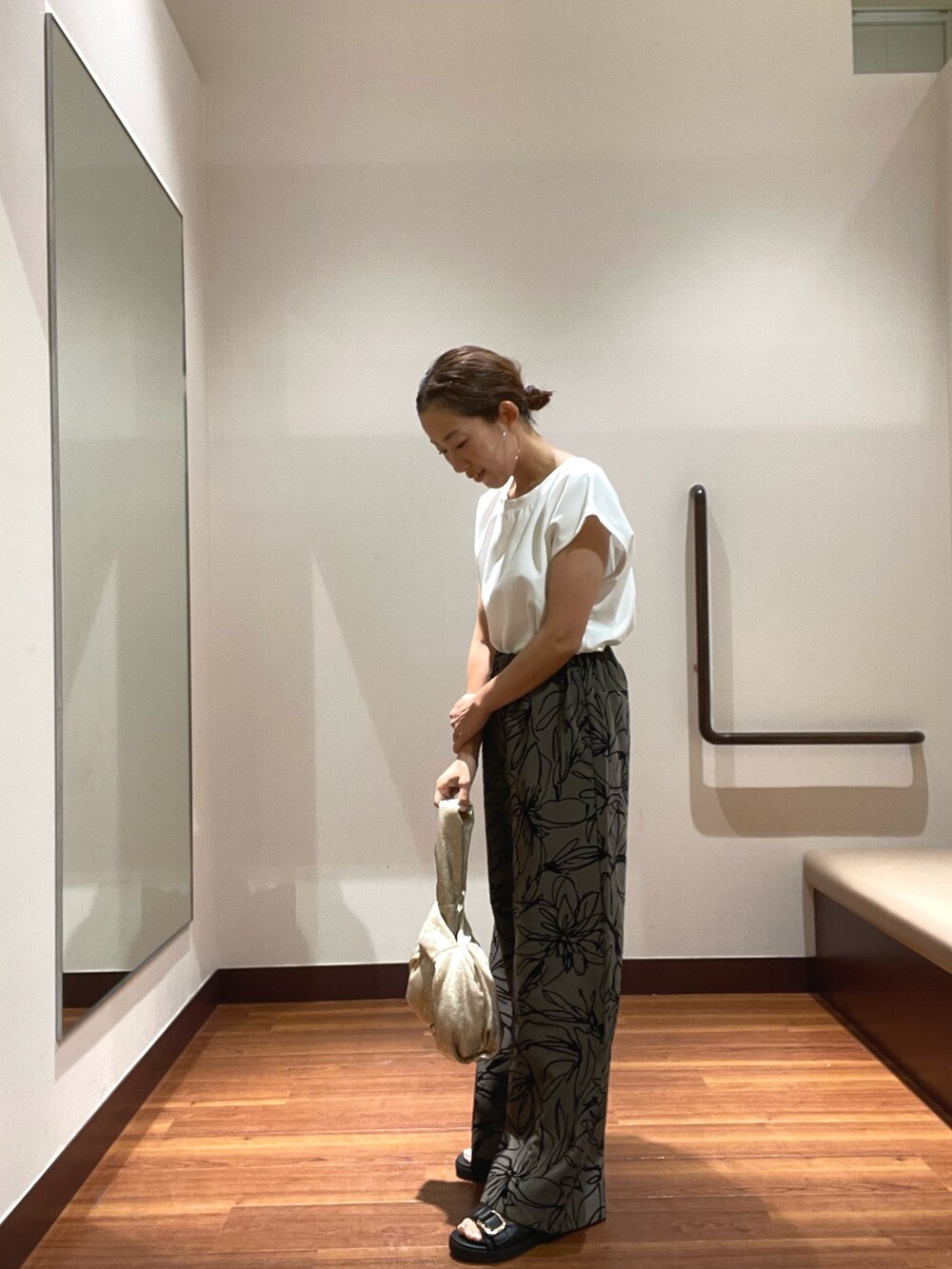 ホワイト系のTシャツ/カットソー、ブラウン系のその他パンツ、ブラック系のサンダルを着用したレディースの夏コーディネートの2枚目の写真