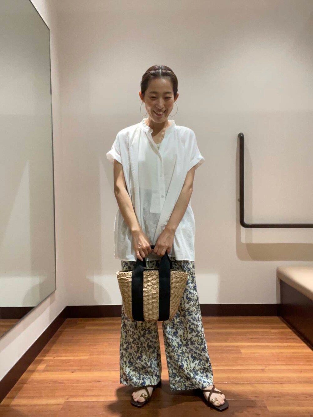 ベージュ系のハンドバッグ、ホワイト系のその他パンツ、ブラウン系のサンダルを着用したレディースの夏コーディネートの2枚目の写真