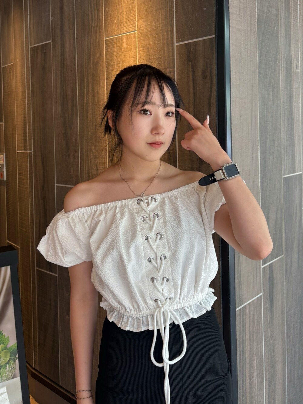 ブラック系のサンダル、ホワイト系のシャツ/ブラウス、ブラック系のその他パンツを着用したレディースの夏コーディネートの4枚目の写真