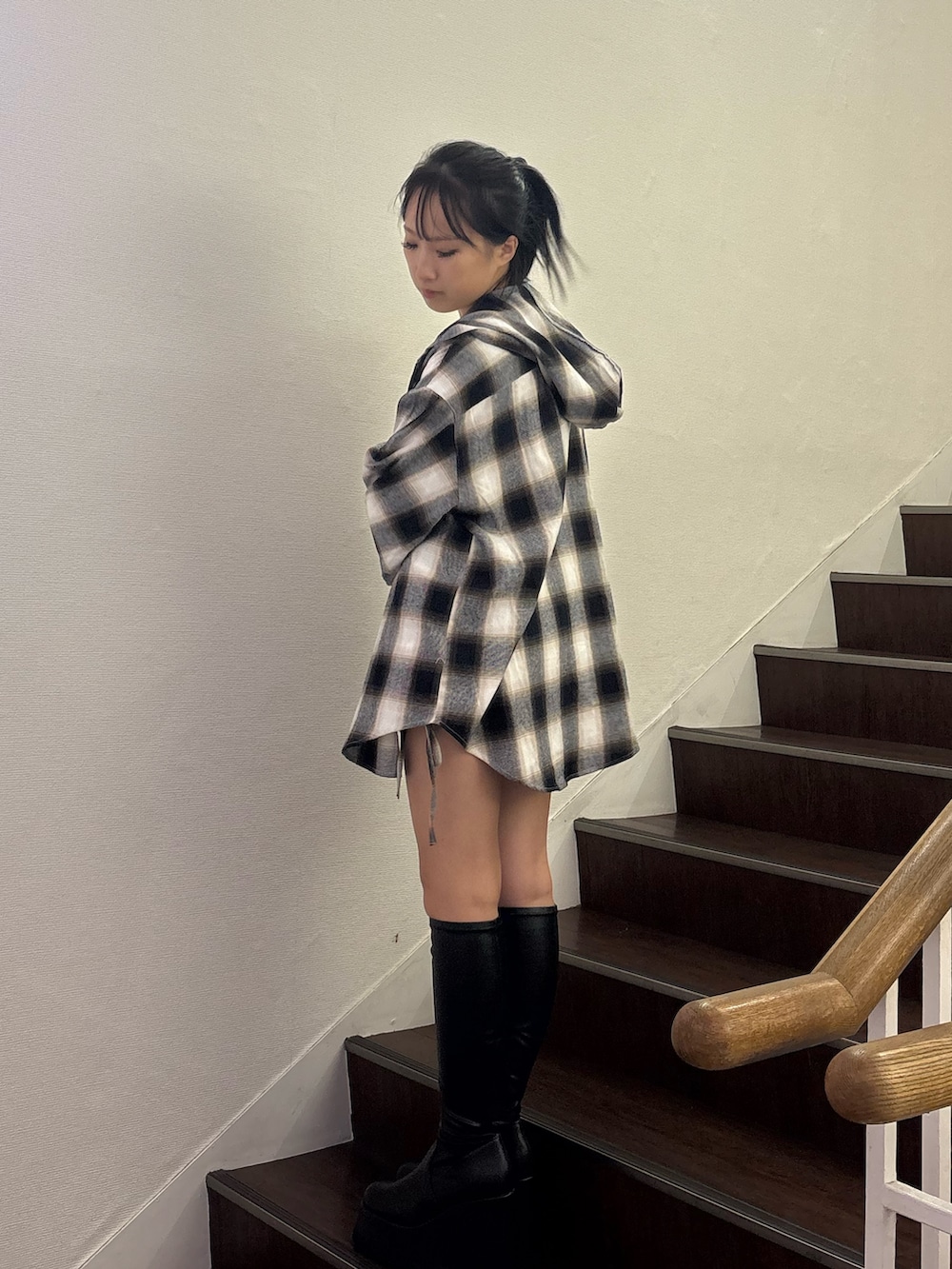 ブラック系のシャツ/ブラウス、ブラック系のその他パンツ、ホワイト系のTシャツ/カットソーを着用したレディースの秋コーディネートの3枚目の写真