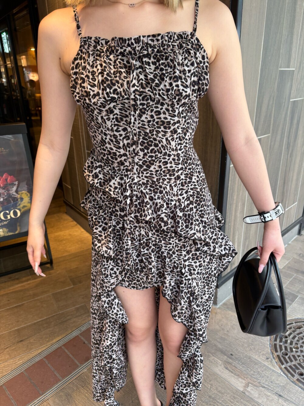 その他のワンピース、ブラック系のハンドバッグ、ブラック系のサンダルを着用したレディースの春コーディネートの5枚目の写真