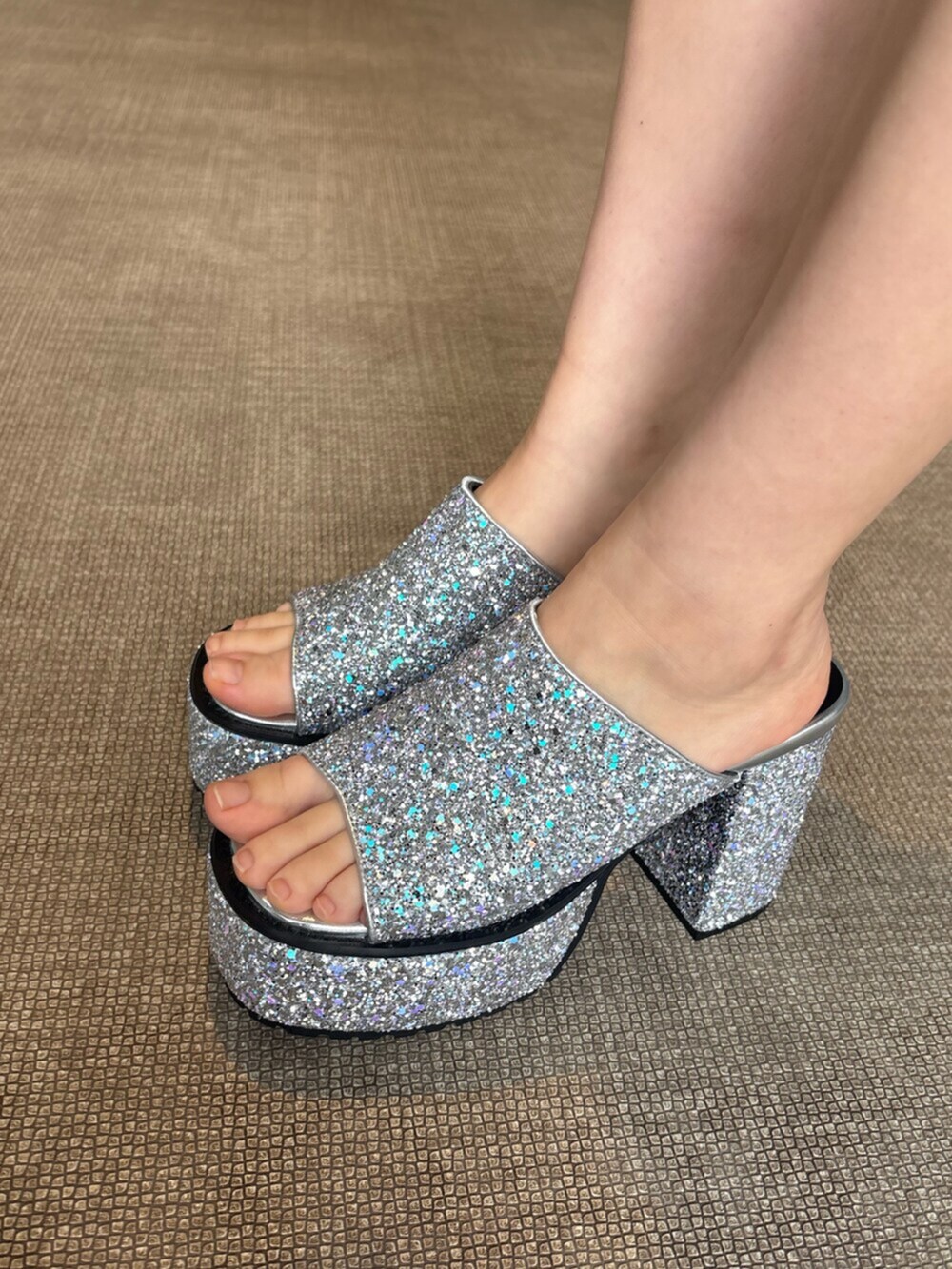 シルバー系のサンダル、ブルー系のキャミソール、ブルー系のデニムスカートを着用したレディースの夏コーディネートの7枚目の写真