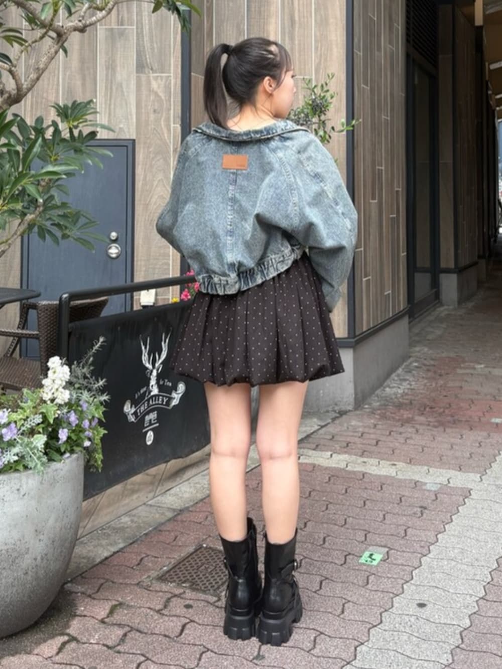 ブラック系のブーツ、その他のワンピース、ブルー系のデニムジャケットを着用したレディースの春コーディネートの3枚目の写真