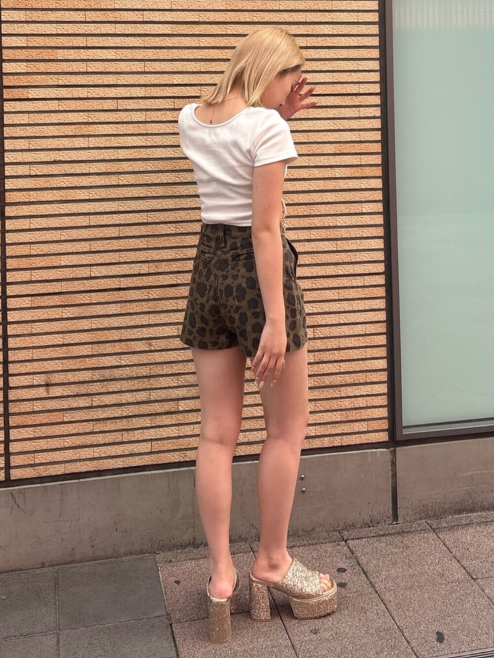 ホワイト系のTシャツ/カットソー、その他のその他パンツ、ゴールド系のサンダルを着用したレディースの夏コーディネートの4枚目の写真