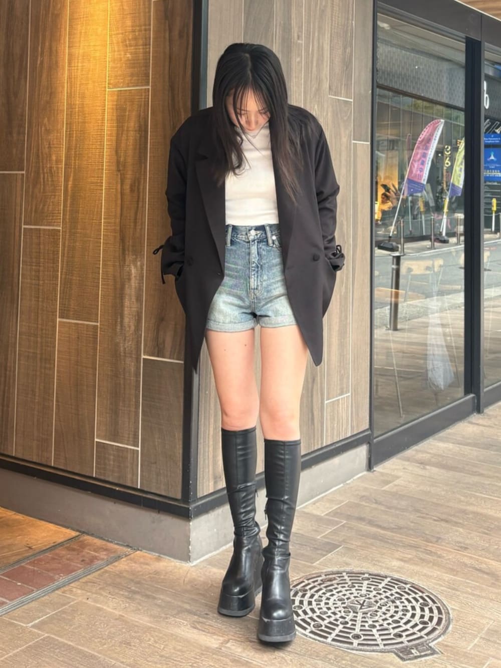 ブラック系のブーツ、ブルー系のデニムパンツ、その他のTシャツ/カットソーを着用したレディースの春コーディネートの2枚目の写真