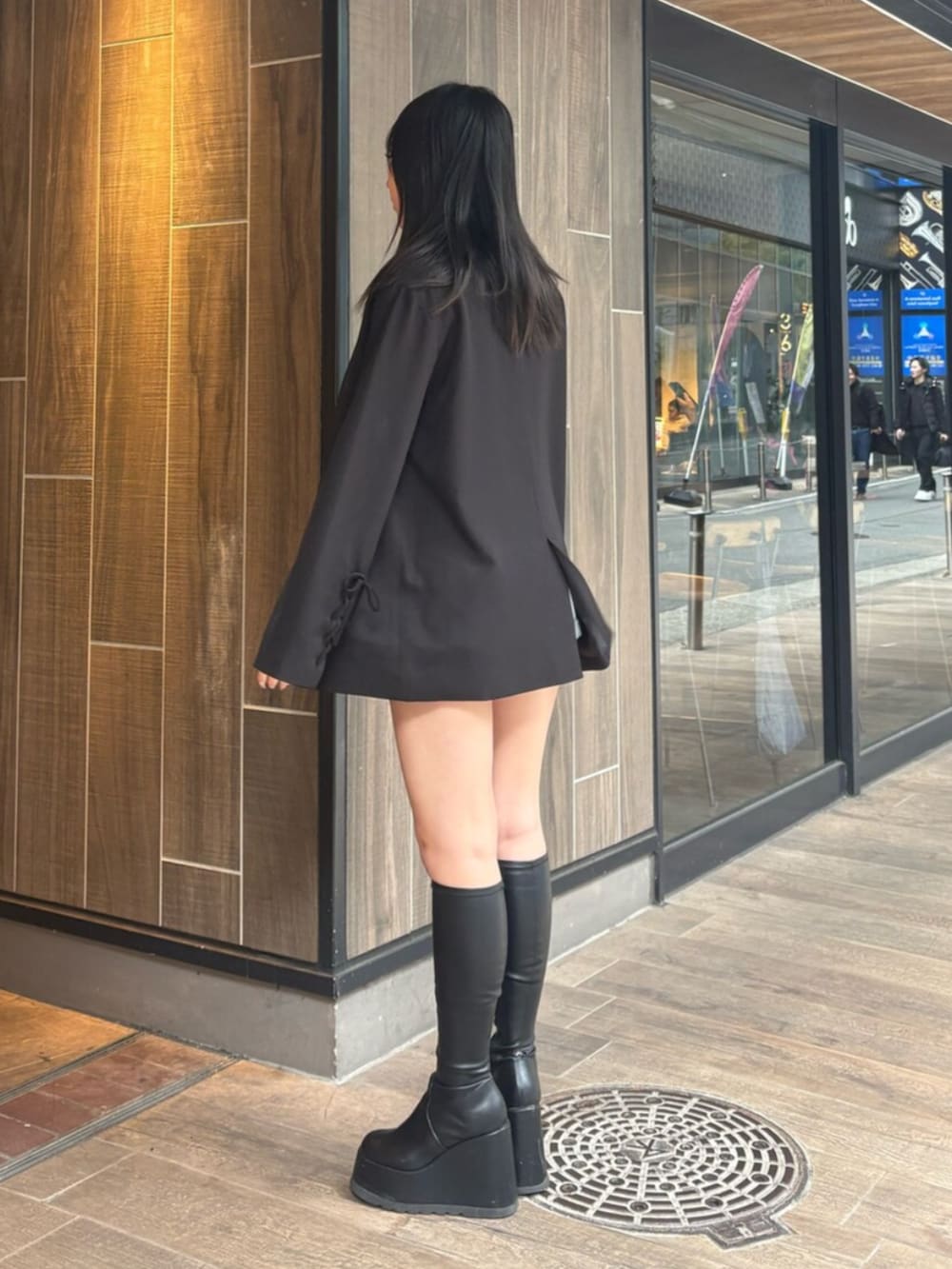 ブラック系のブーツ、ブルー系のデニムパンツ、その他のTシャツ/カットソーを着用したレディースの春コーディネートの3枚目の写真