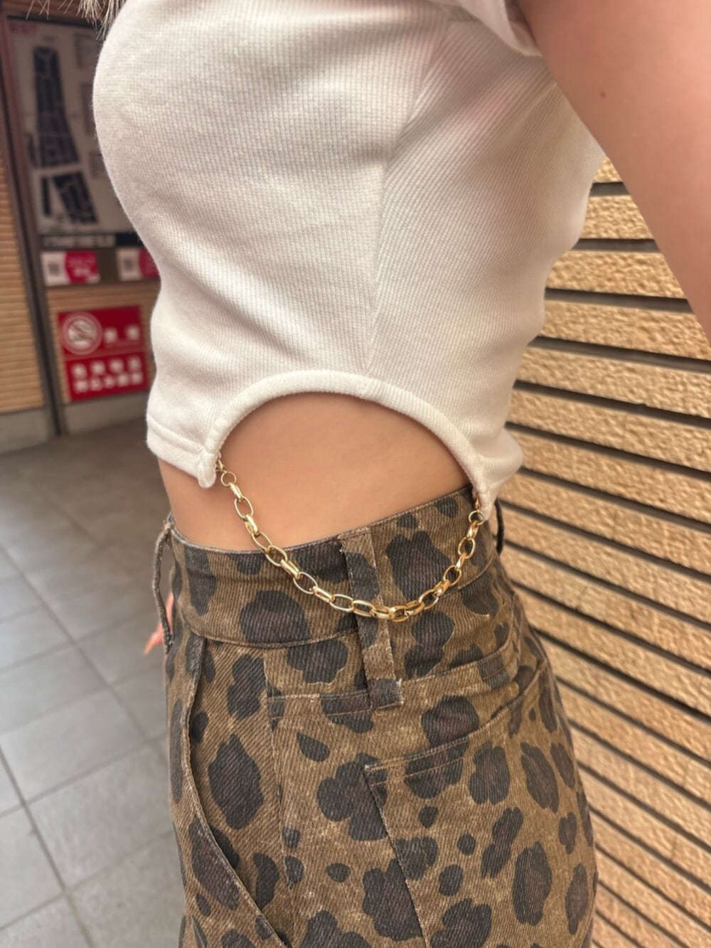 ホワイト系のTシャツ/カットソー、その他のその他パンツ、ゴールド系のサンダルを着用したレディースの夏コーディネートの6枚目の写真
