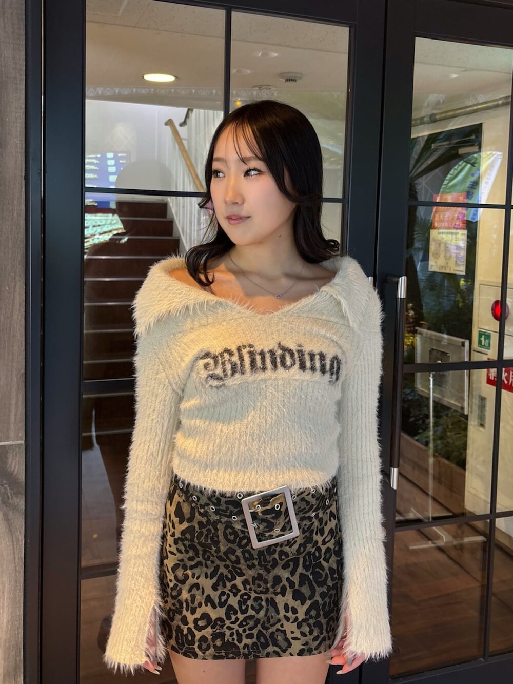 ブラック系のブーツ、その他のスカート、ホワイト系のニット/セーターを着用したレディースの冬コーディネートの4枚目の写真