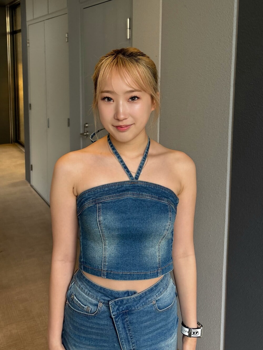 シルバー系のサンダル、ブルー系のキャミソール、ブルー系のデニムスカートを着用したレディースの夏コーディネートの4枚目の写真