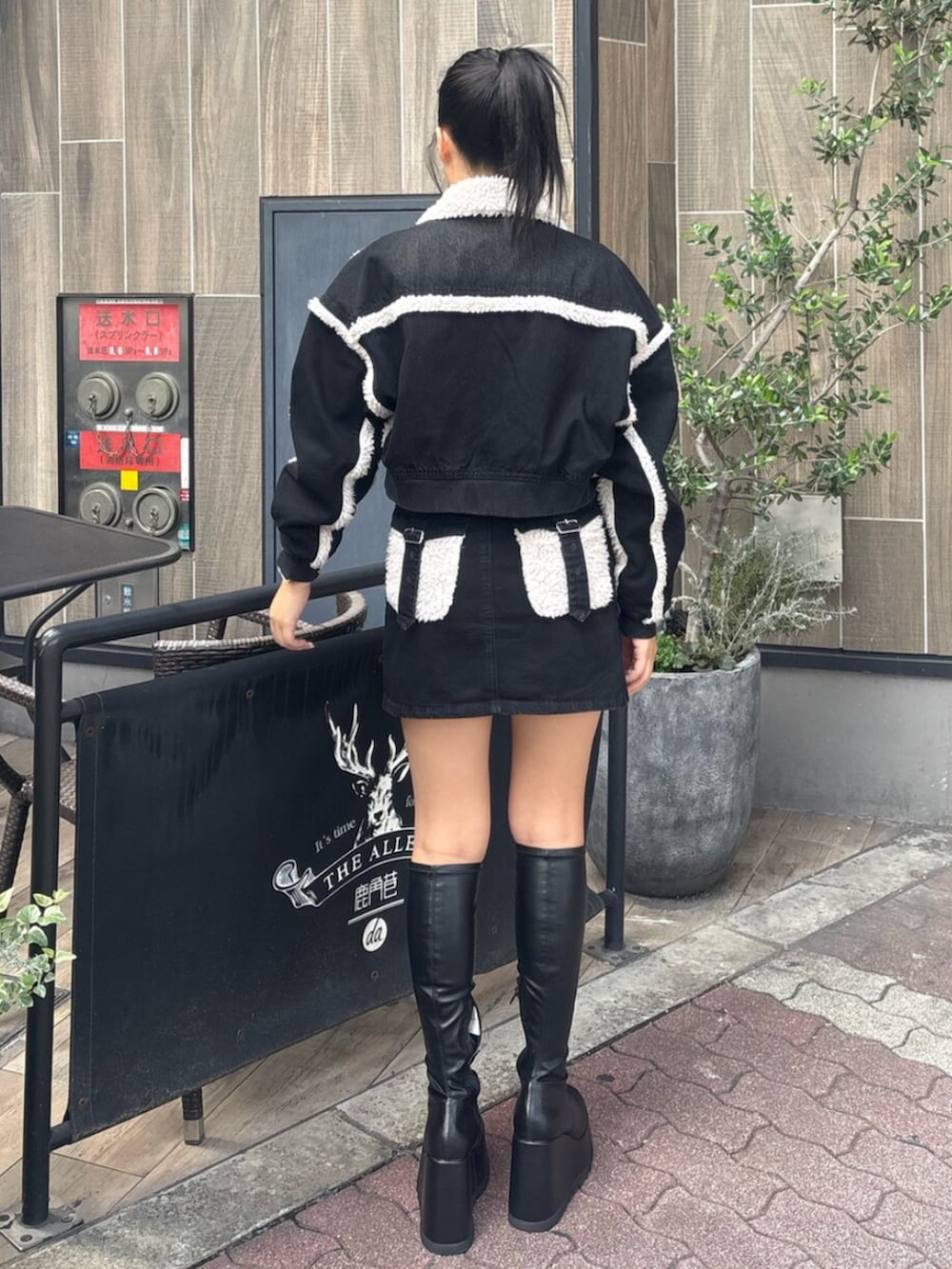 ホワイト系のTシャツ/カットソー、ブラック系のブーツ、ブラック系のブルゾンを着用したレディースの秋コーディネートの3枚目の写真