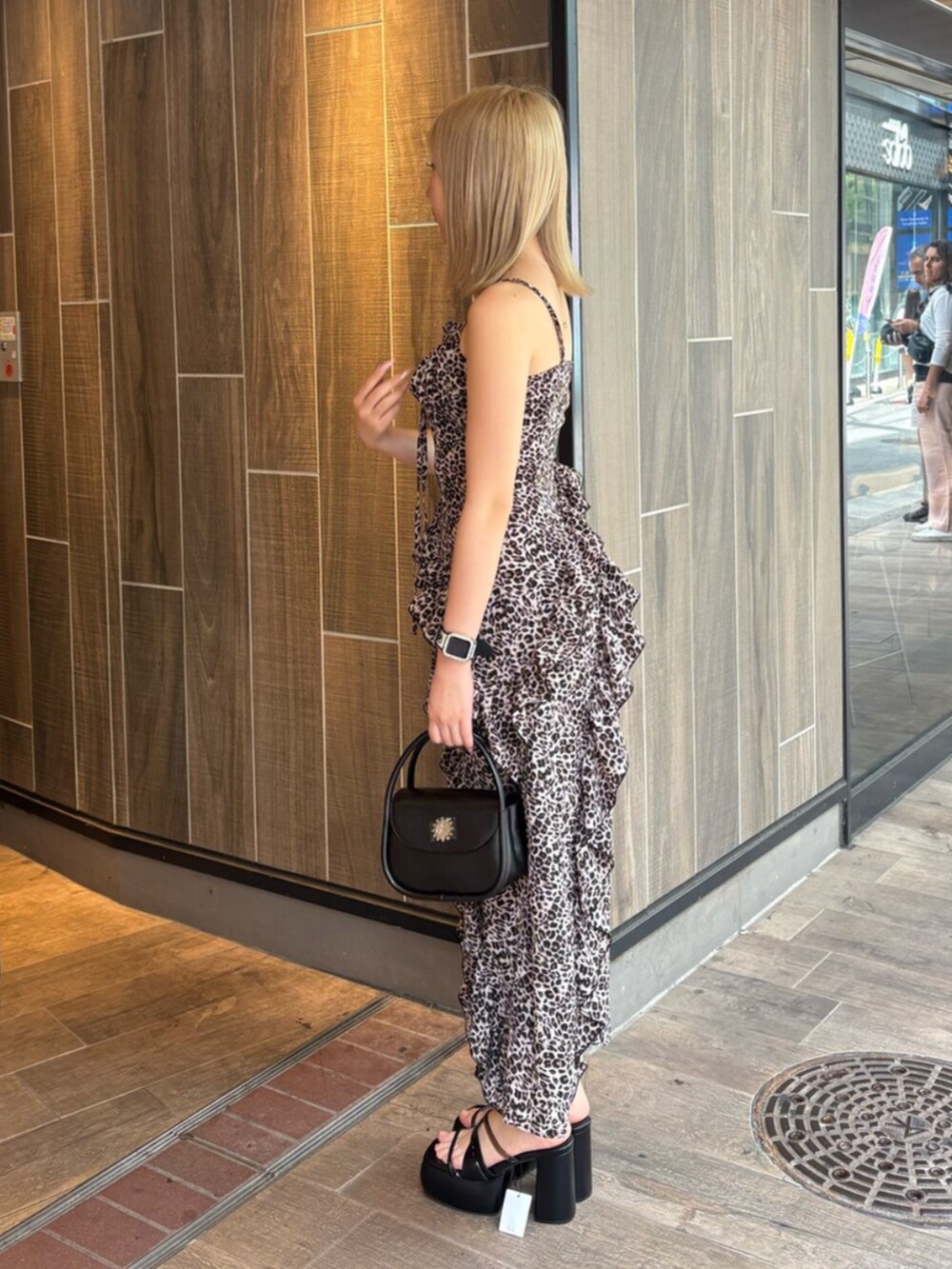 その他のワンピース、ブラック系のハンドバッグ、ブラック系のサンダルを着用したレディースの春コーディネートの2枚目の写真