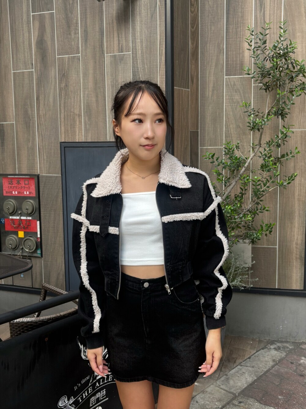 ホワイト系のTシャツ/カットソー、ブラック系のブーツ、ブラック系のブルゾンを着用したレディースの秋コーディネートの4枚目の写真